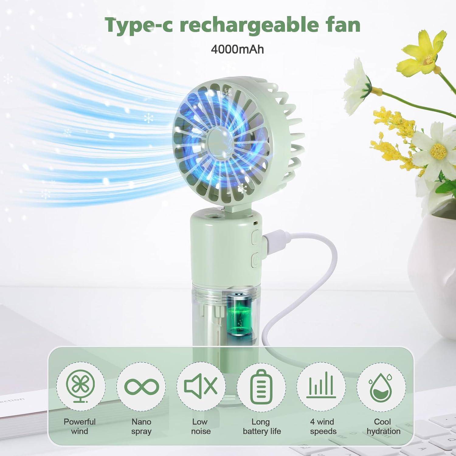 Ein kleiner grüner Typ-C-aufladbarer Ventilator mit digitalem Display und Wassertank, der ein blaues LED-Licht abstrahlt. Text: '4000mAh,' Funktions-Icons werden darunter angezeigt.