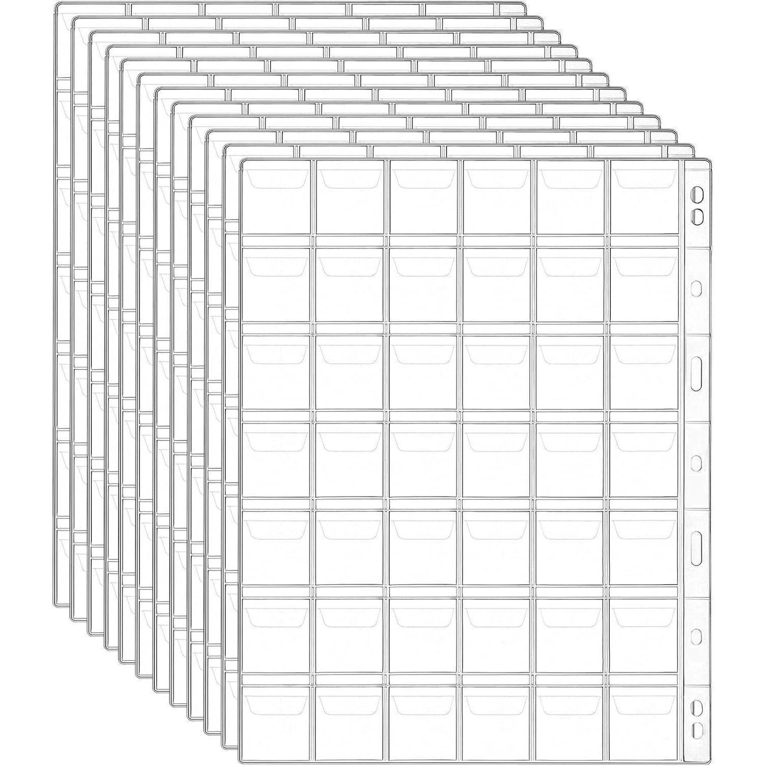 Ein Stapel transparenter Kunststoff-Ordnereinlagen, die jeweils neun Taschen in einem 3x3-Raster aufweisen und sich zum Aufbewahren kleiner Gegenstände oder Karten eignen.