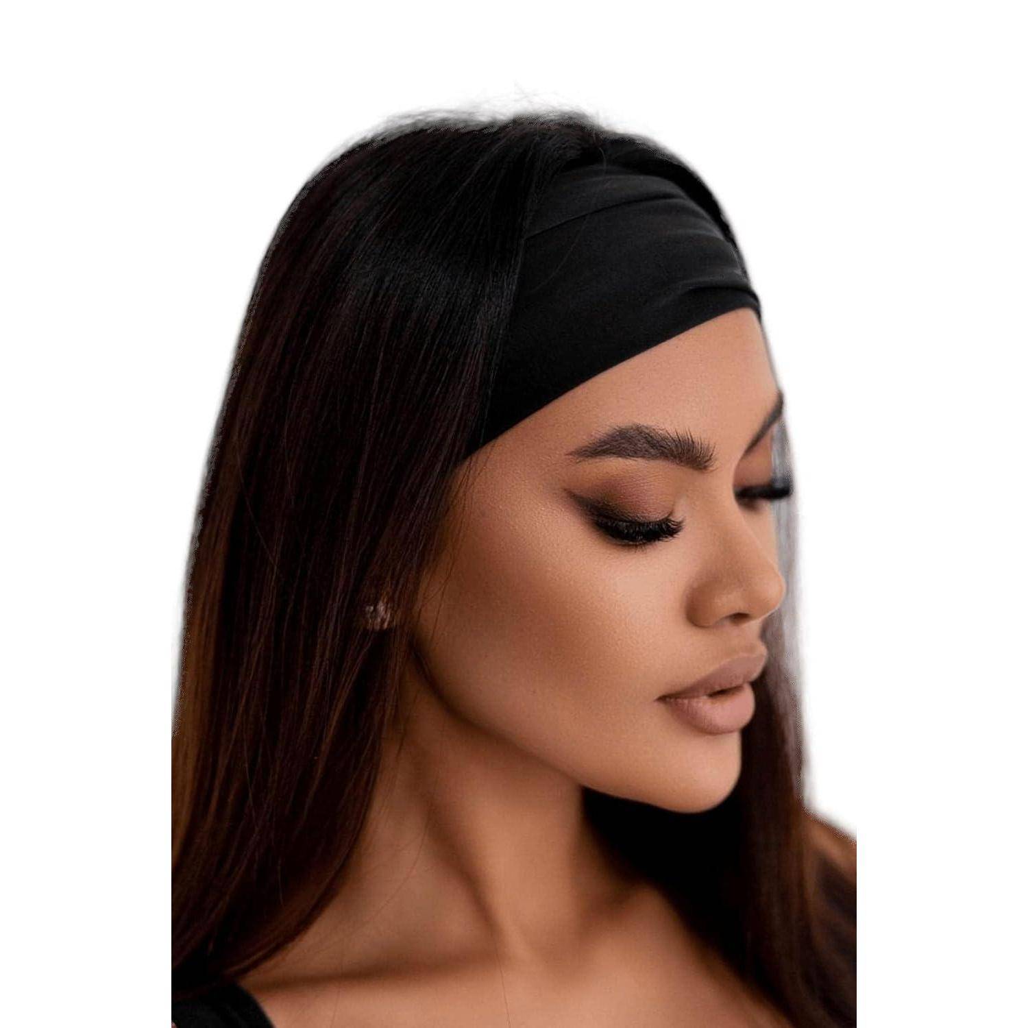 Eine Person mit langen dunklen Haaren trägt ein schwarzes Haarband. Die Augen sind geschlossen, wobei ein dezentes Make-up zu sehen ist, mit einem neutralen Gesichtsausdruck.