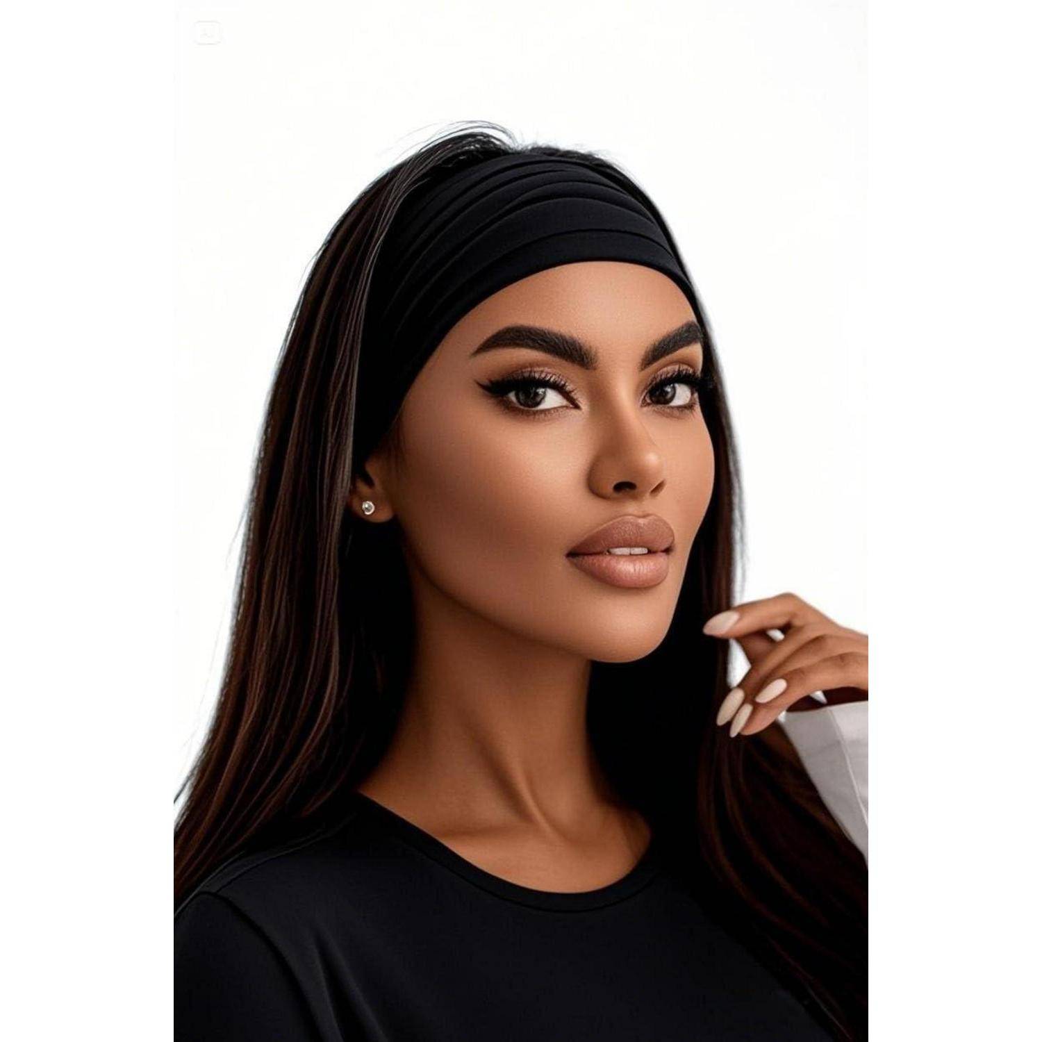Eine Frau mit langen Haaren, die ein schwarzes Haarband und Ohrringe trägt, blickt selbstbewusst in die Kamera vor einem schlichten weißen Hintergrund.