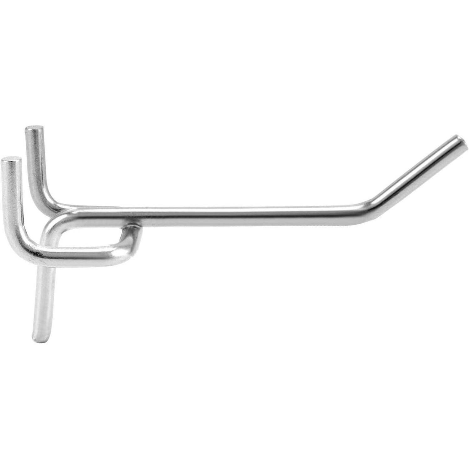 Eine Metallstange, die an drei rechten Winkeln gebogen ist und eine Struktur bildet, die einem seitlich liegenden 'U' ähnelt. Funktion unbekannt, glänzende Oberfläche.