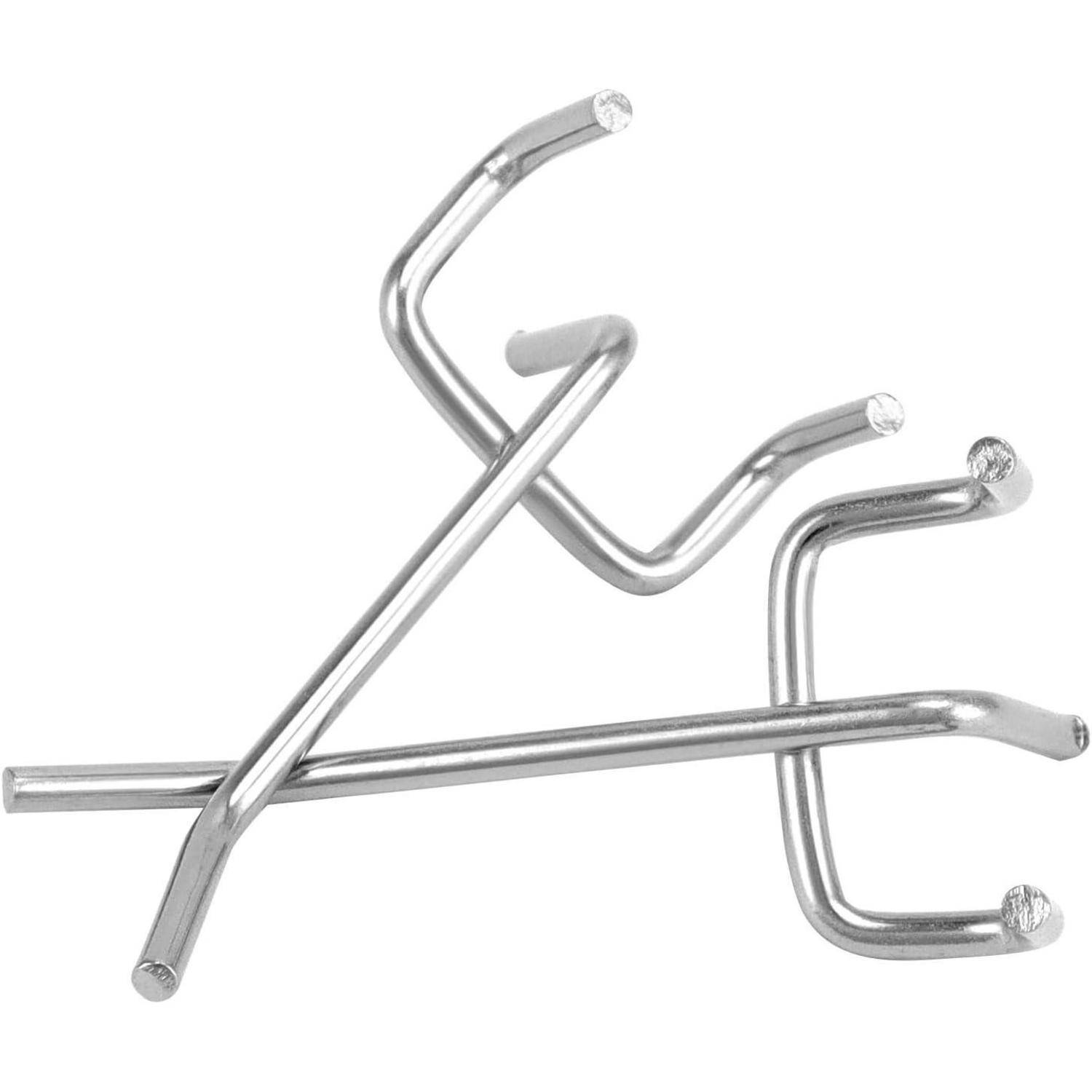 Zwei miteinander verflochtene Metallstangen mit mehreren Biegungen, die einer Kleiderbügelform ähneln, diagonal vor einem schlichten Hintergrund positioniert.