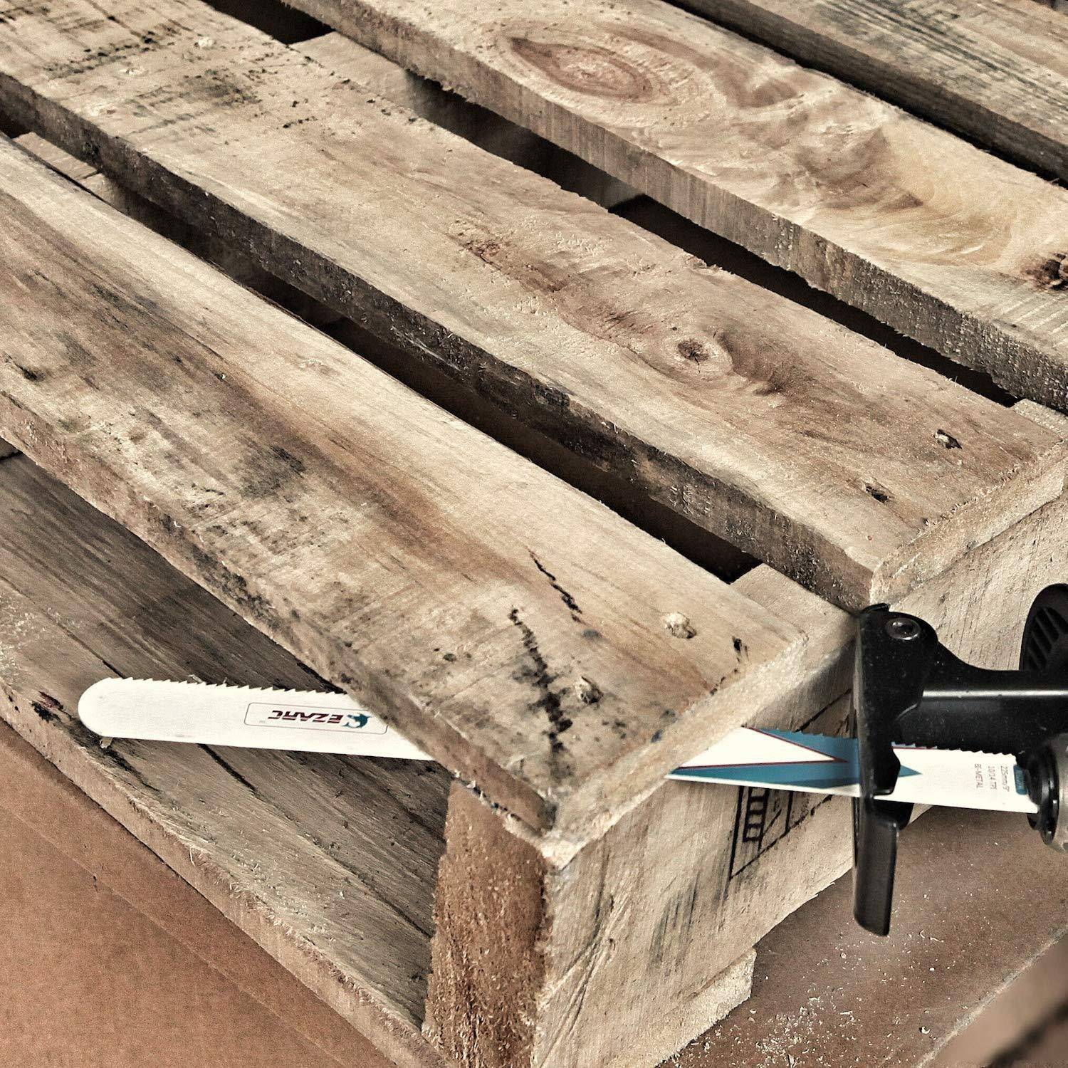 Ein Klappmesser ist in die Ecke einer Holzpalette eingebettet. Die Klinge ist teilweise sichtbar und horizontal platziert.