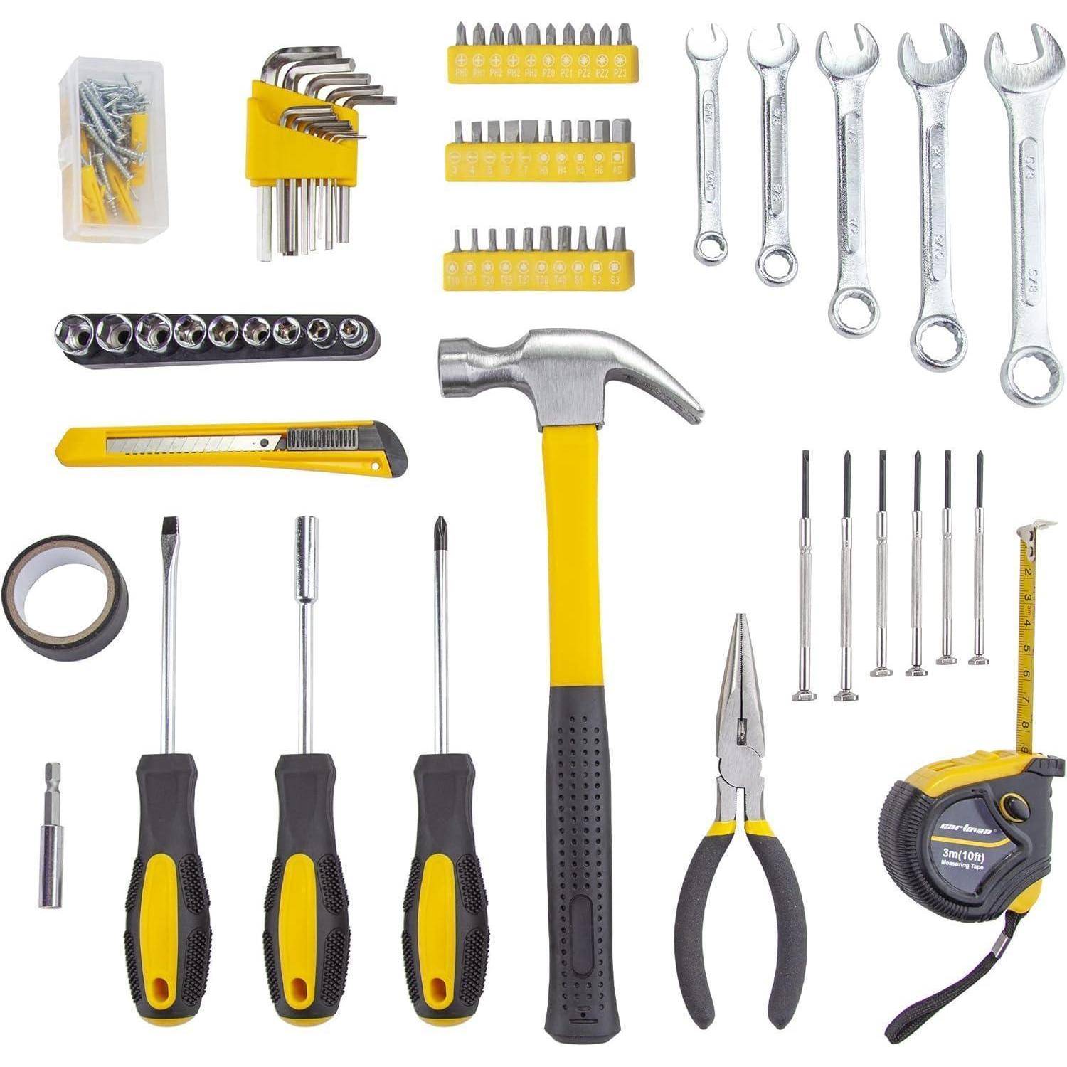 Ein umfassendes Werkzeugset mit einem gelben Hammerstiel, Zangen, Schraubendrehern, Schraubschlüsseln, Maßband, sowie verschiedenen Schrauben und Bits.