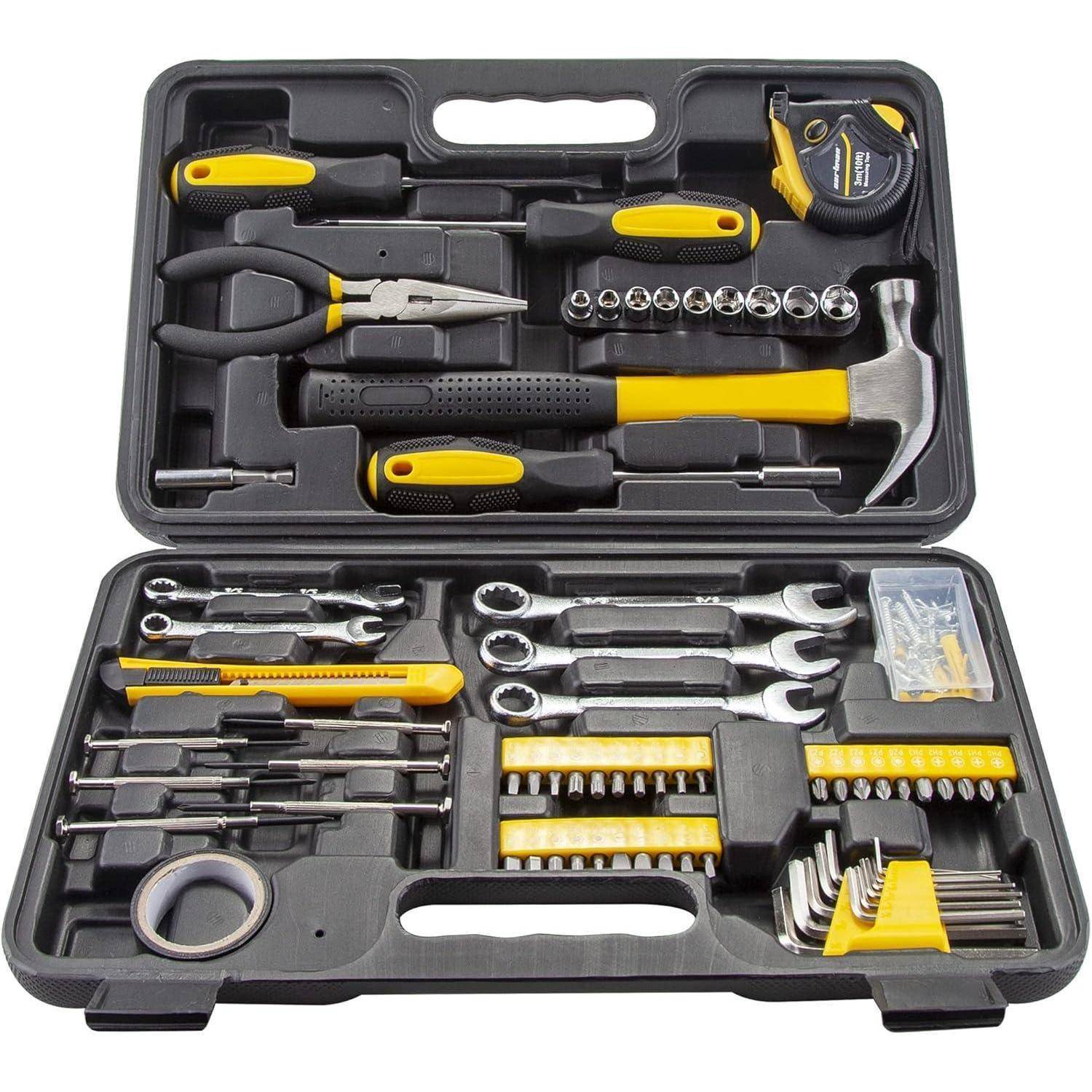 Ein schwarzer und gelber Werkzeugkasten mit Schraubenziehern, Zangen, einem Hammer, Maßband, Schraubenschlüsseln und verschiedenen Schrauben und Bits.