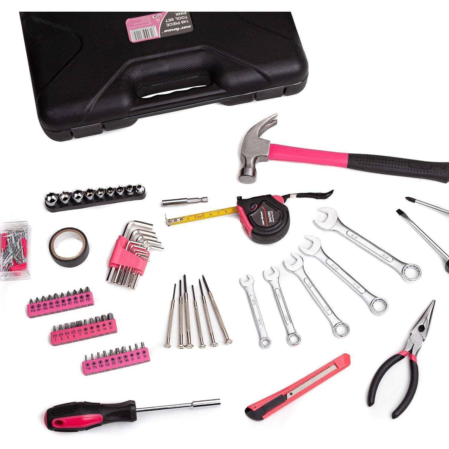 Eine Werkzeugsammlung mit einem schwarz-rosa Farbschema umfasst einen Hammer, Schraubendreher, Schraubenschlüssel, Zangen, Maßband, Klebeband und Schraubeinsätze.