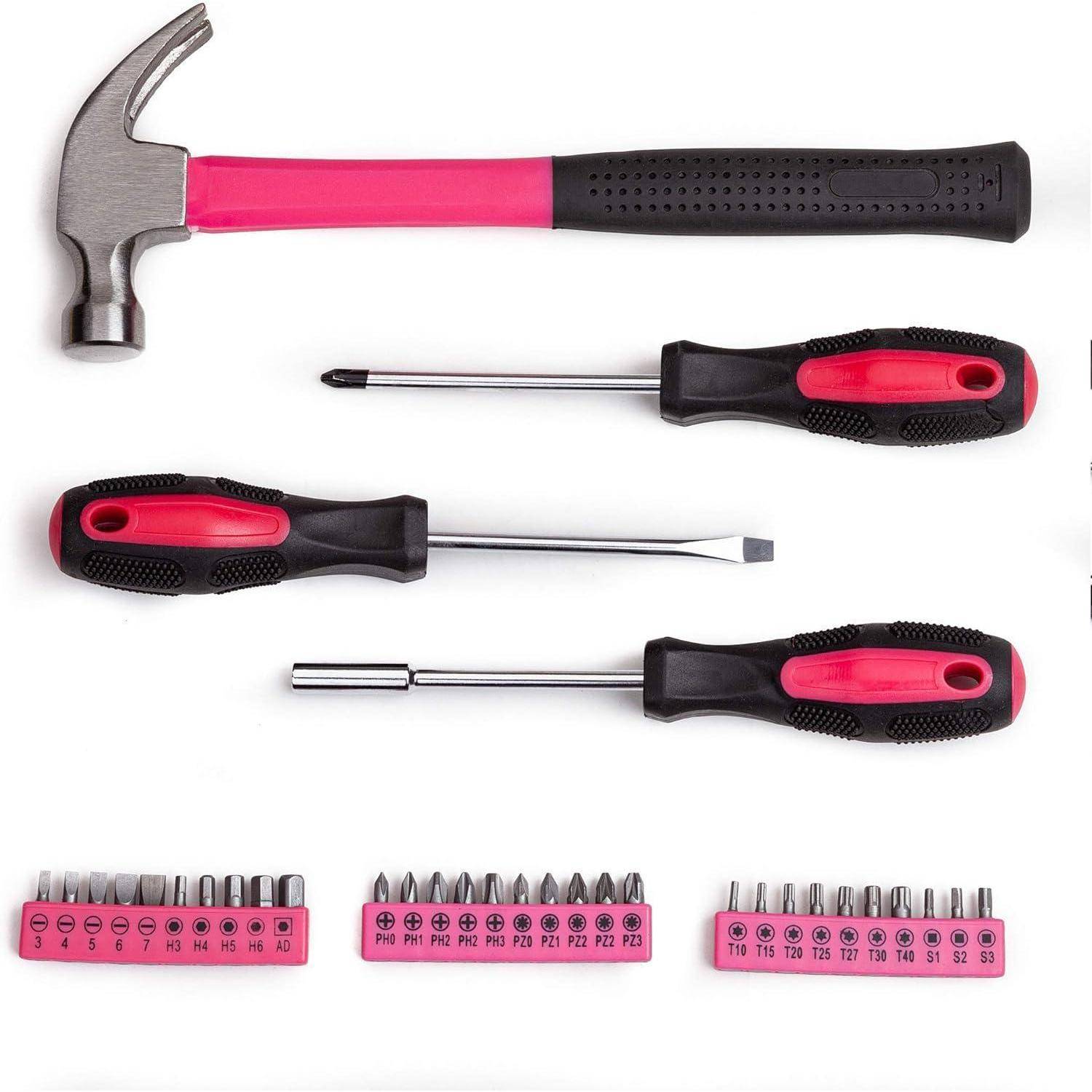 Ein Werkzeugsatz mit einem Hammer, zwei Schraubenziehern und mehreren Bohrereinsätzen, alle mit roten und schwarzen Griffen, auf weißem Hintergrund angeordnet.