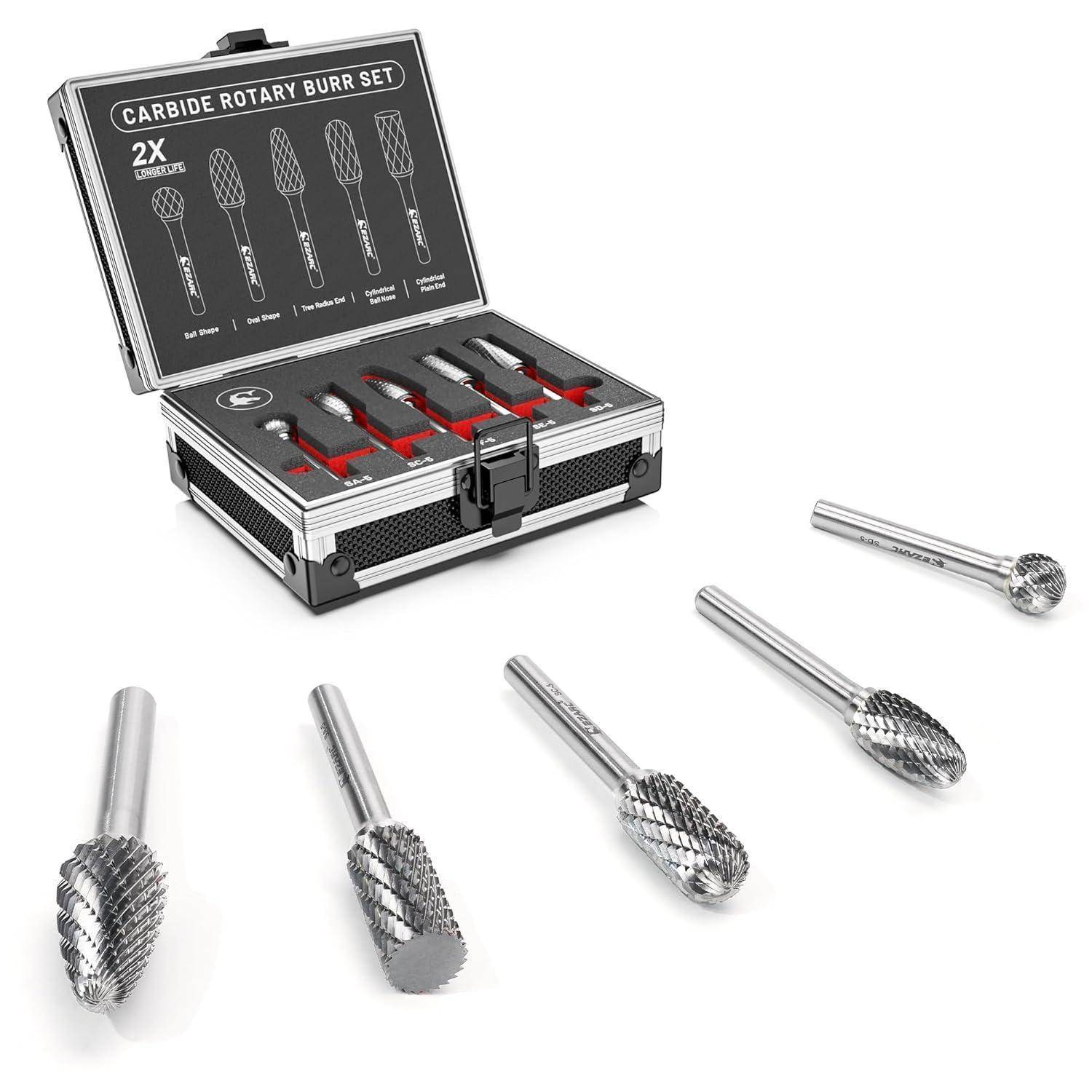 Hartmetall-Rotationsfräser-Set mit fünf unterschiedlichen Fräsern, die außerhalb eines geöffneten Etuis präsentiert werden. Der Deckel des Etuis zeigt beschriftete Fräsertypen.