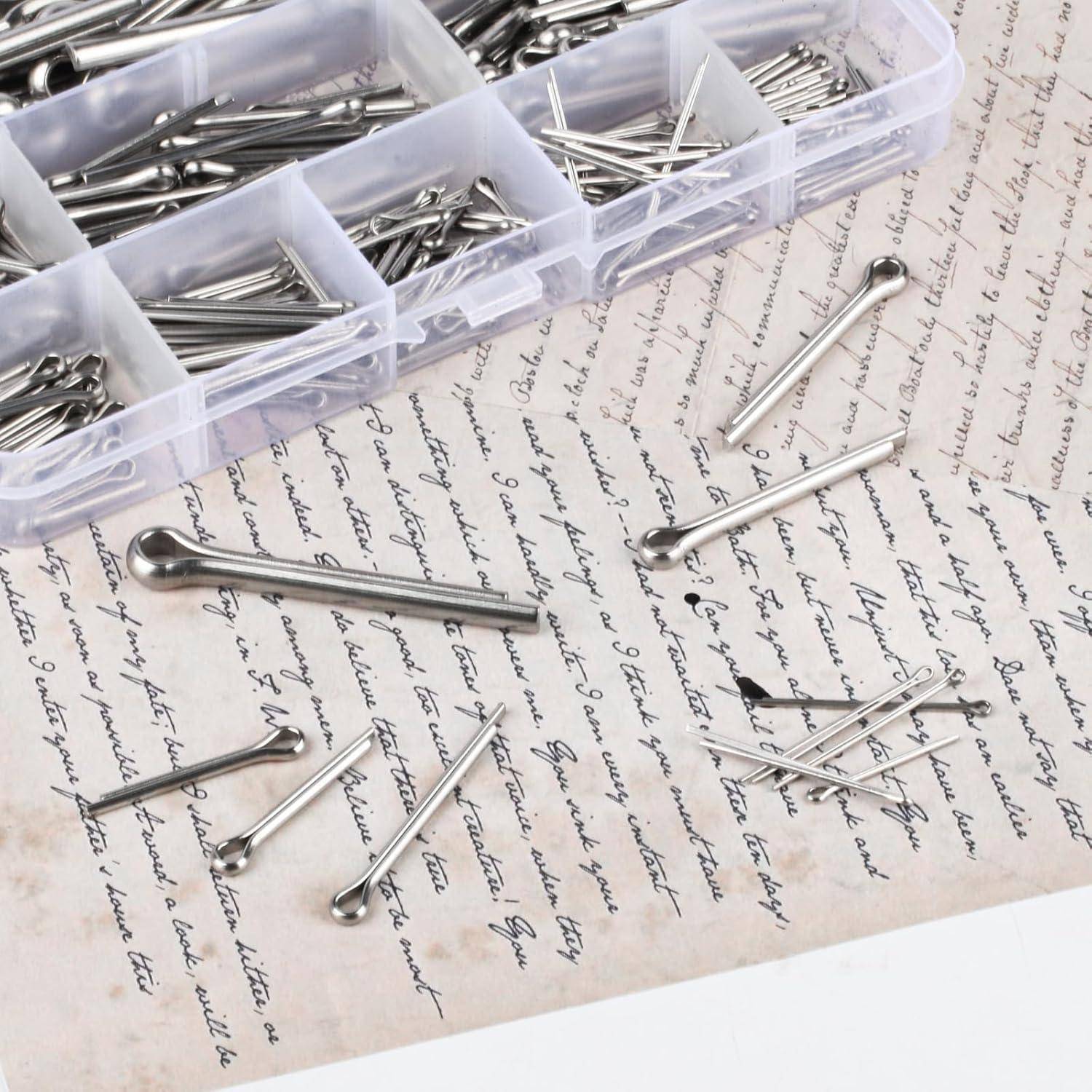 Eine Schachtel gefüllt mit verschiedenen Metallstiften, wobei einige Stifte auf einem handgeschriebenen Brief verstreut sind und einen Kontrast zwischen den Gegenständen aufzeigen.