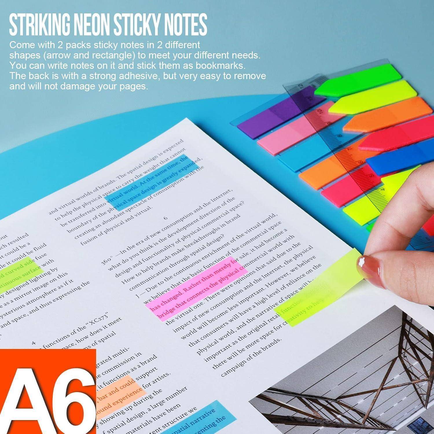 Eine Hand klebt einen Neon-Haftzettel auf ein Dokument. Ein Pack mit verschiedenfarbigen Neon-Haftnotizen liegt in der Nähe. Das Etikett liest sich 