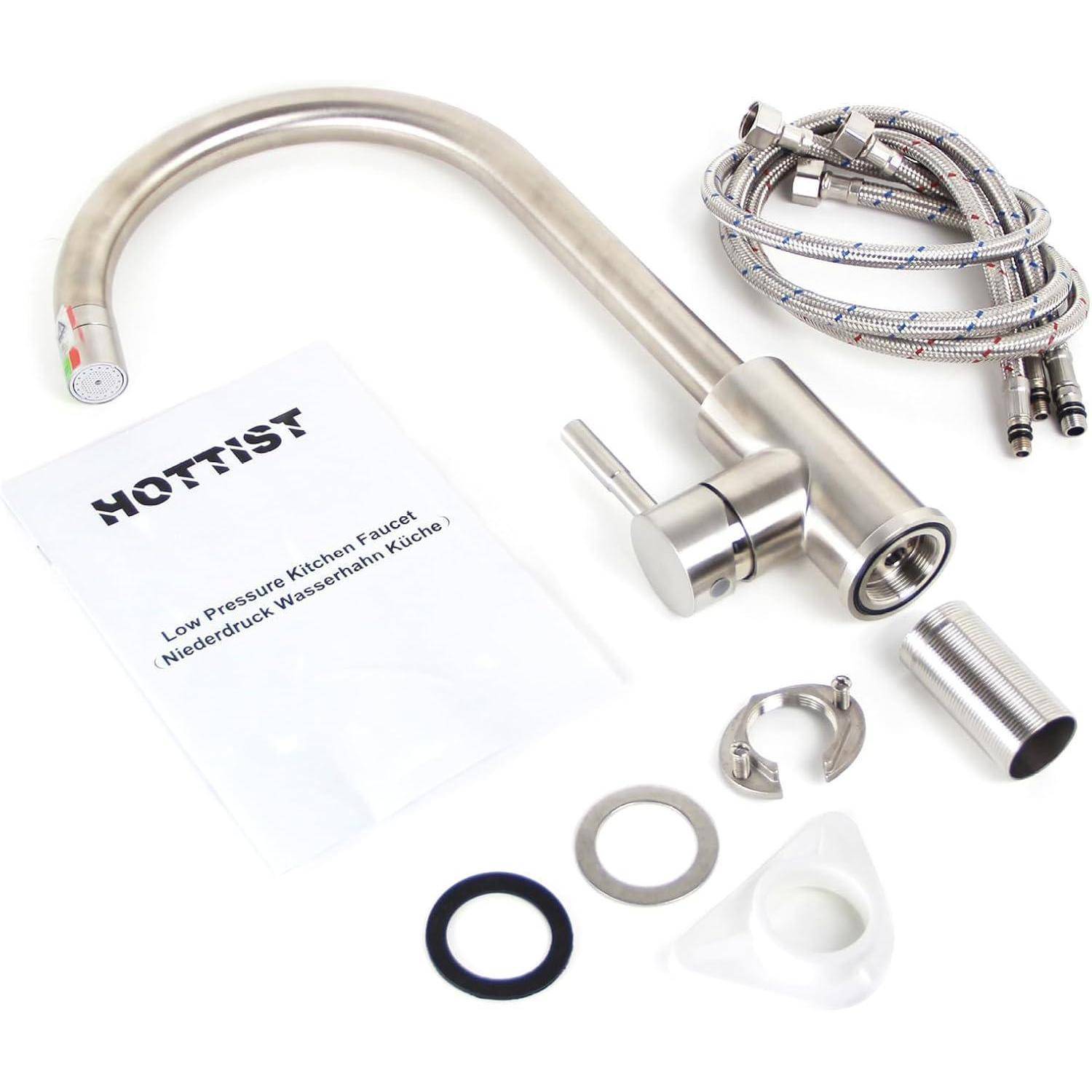 Ein Küchenarmatur-Set aus Edelstahl, bestehend aus Wasserhahn, Schläuchen und Installationsteilen. Etikett der Marke 'Hottist' auf der Verpackung mit Installationsdetails.