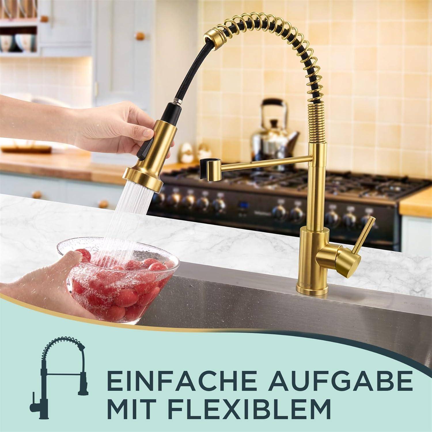Eine Hand benutzt einen flexiblen goldenen Küchenhahn, um Erdbeeren in einem Sieb abzuspülen. Text auf Deutsch lautet: "EINFACHE AUFGABE MIT FLEXIBLEM."