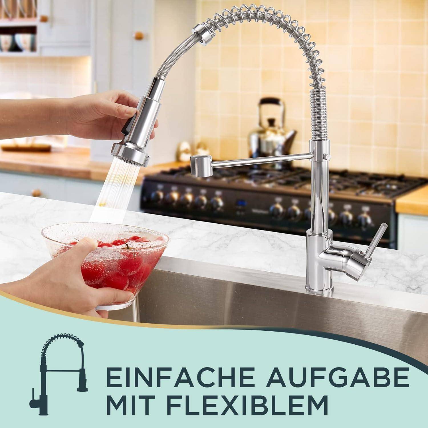 Eine Person, die eine Schüssel mit Erdbeeren unter einem flexiblen Küchenhahn mit einer Spiralauslaufdesign abspült. Text lautet 'EINFACHE AUFGABE MIT FLEXIBLEM'.