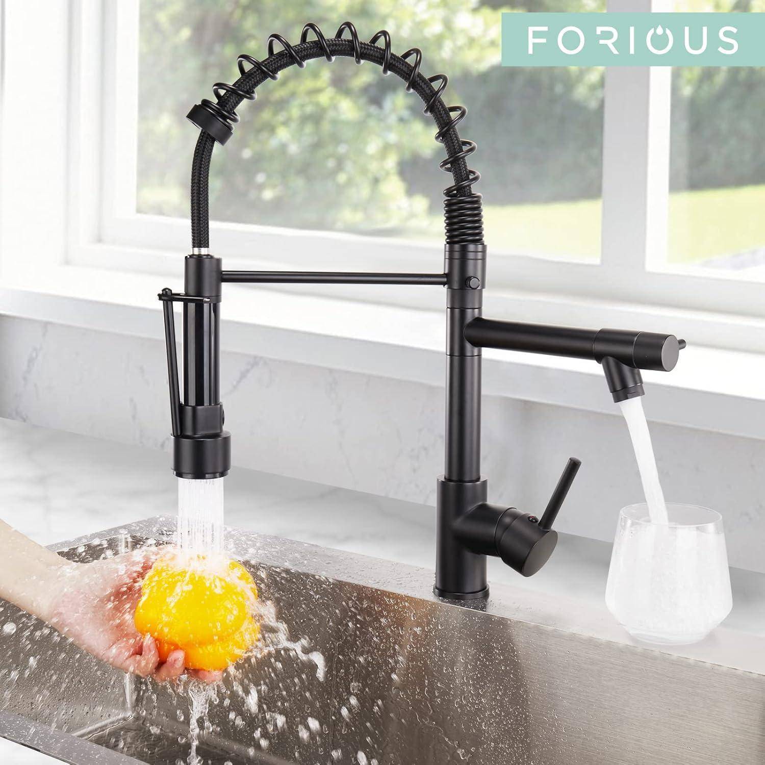 Ein moderner schwarzer Küchenarmatur mit Dual-Funktions-Brause wird verwendet, um eine Orange unter fließendem Wasser in einer hellen Küche zu waschen.