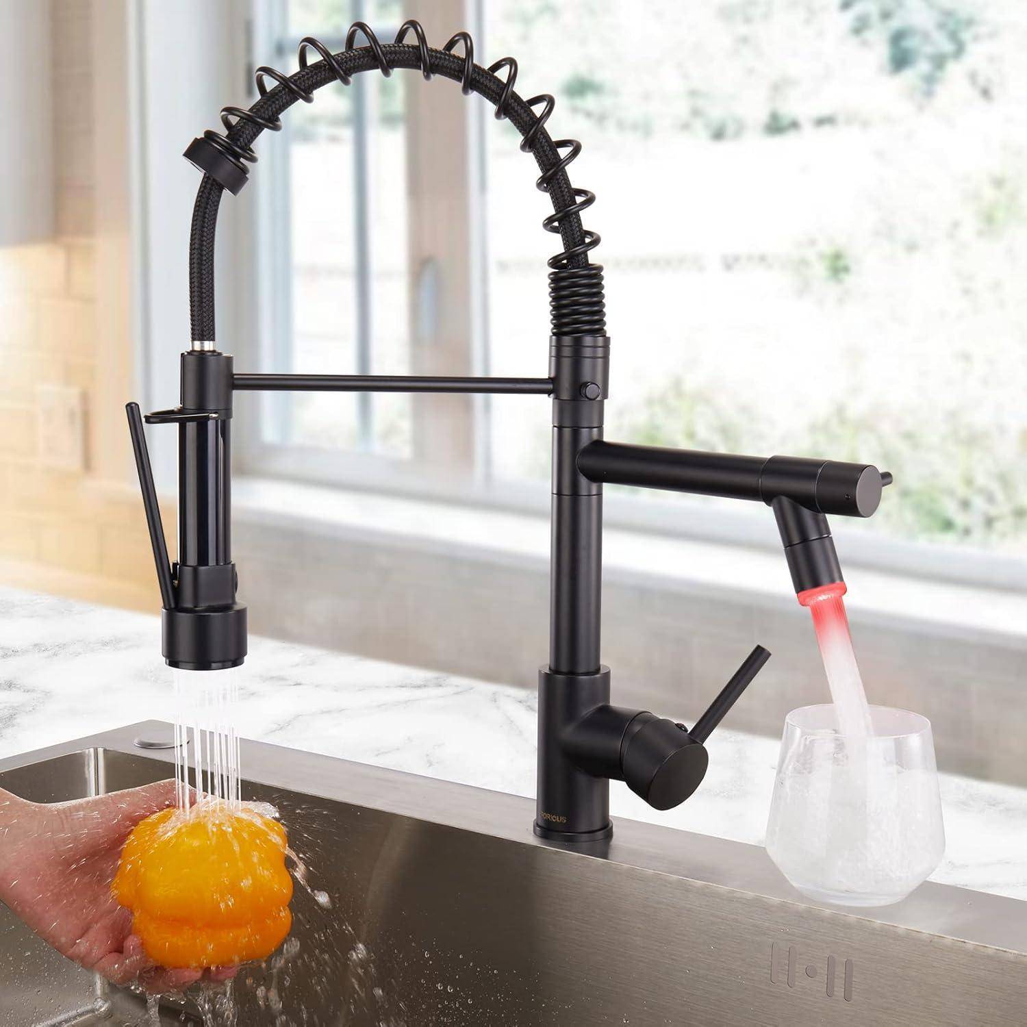 Ein moderner Küchenhahn mit abnehmbarem Brausekopf spült eine Orange über einem Edelstahlspülbecken und unterstreicht dabei Funktionalität und Design.