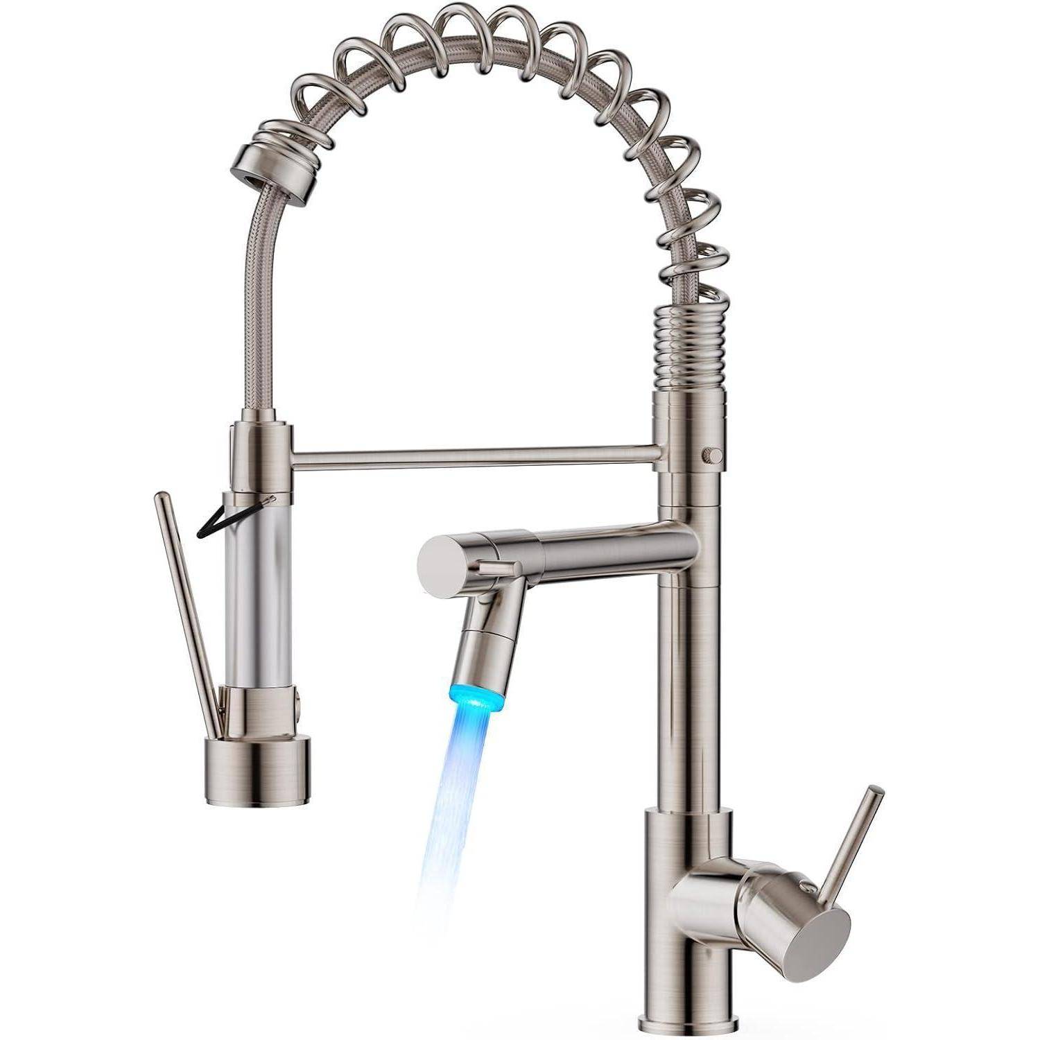 Ein moderner Küchenhahn mit flexiblem Federspiralen-Design wird gezeigt, der einen herausziehbaren Brausekopf und einen Griff mit blauem Licht aufweist.