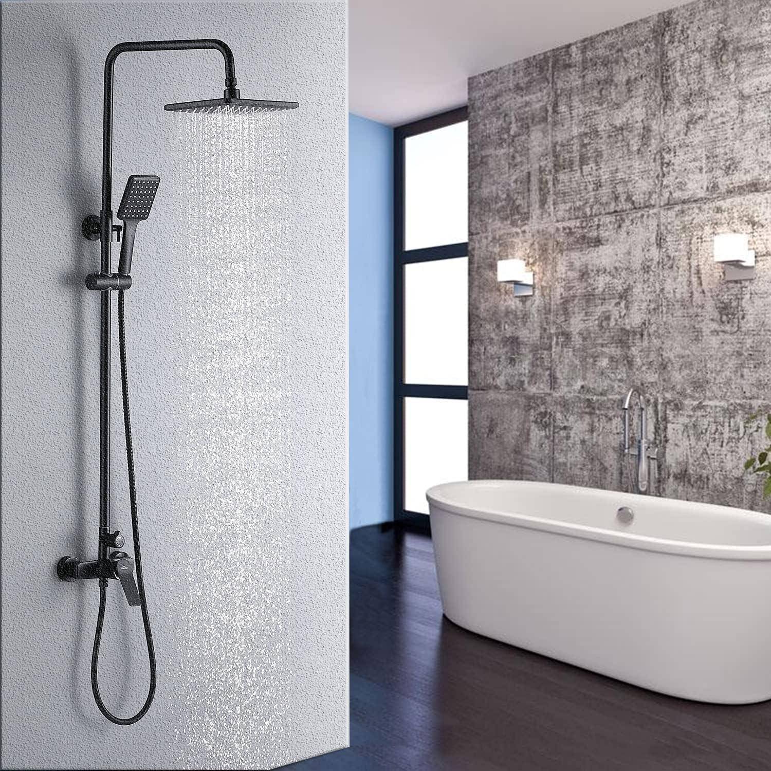 Ein modernes Badezimmer zeigt eine freistehende weiße Badewanne neben einer Wand mit strukturierter Farbe und zwei Wandleuchten. Ein Regenduschkopf befindet sich an der angrenzenden Wand.