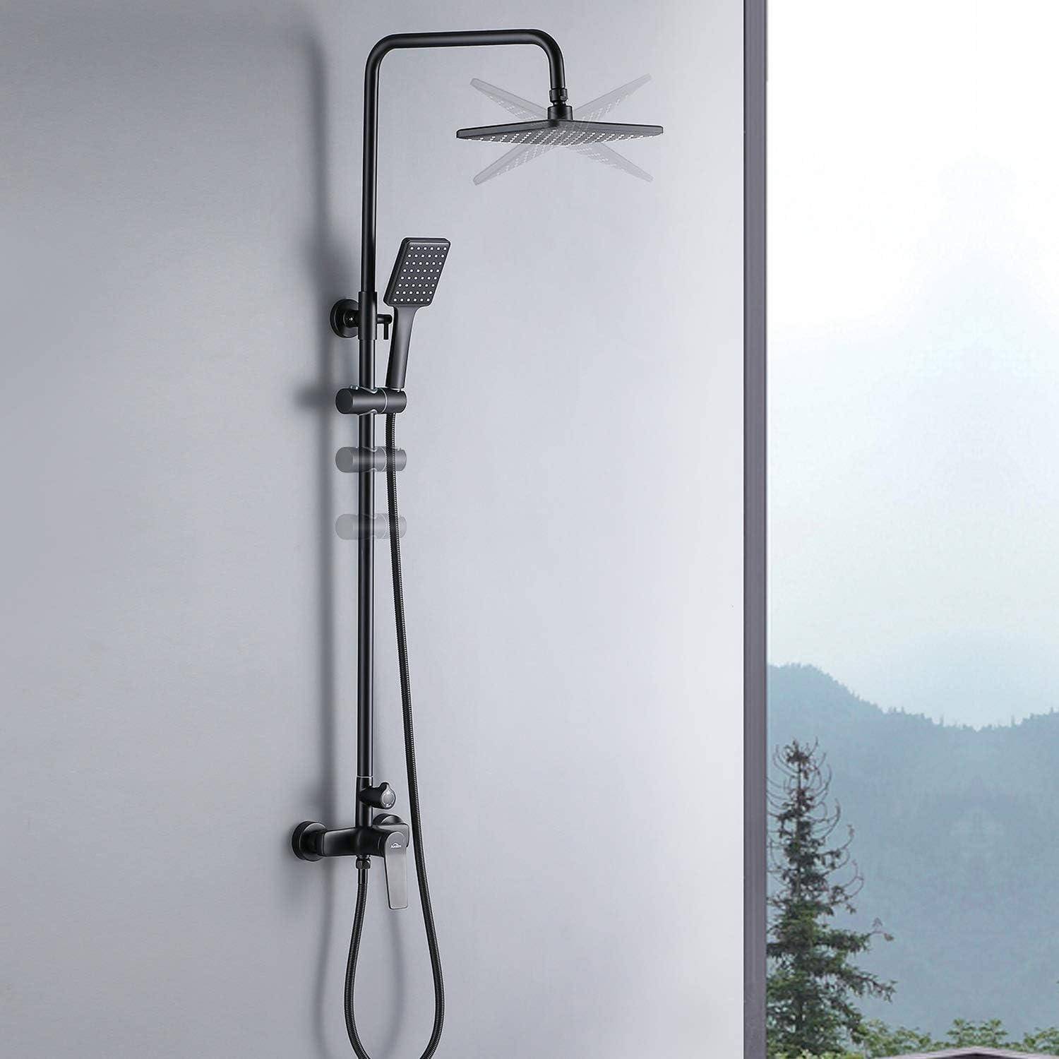 Modernes schwarzes Duschsystem mit Regenbrause und Handbrause, die an einer hellgrauen Wand montiert sind; Blick auf einen Wald durchs Fenster.