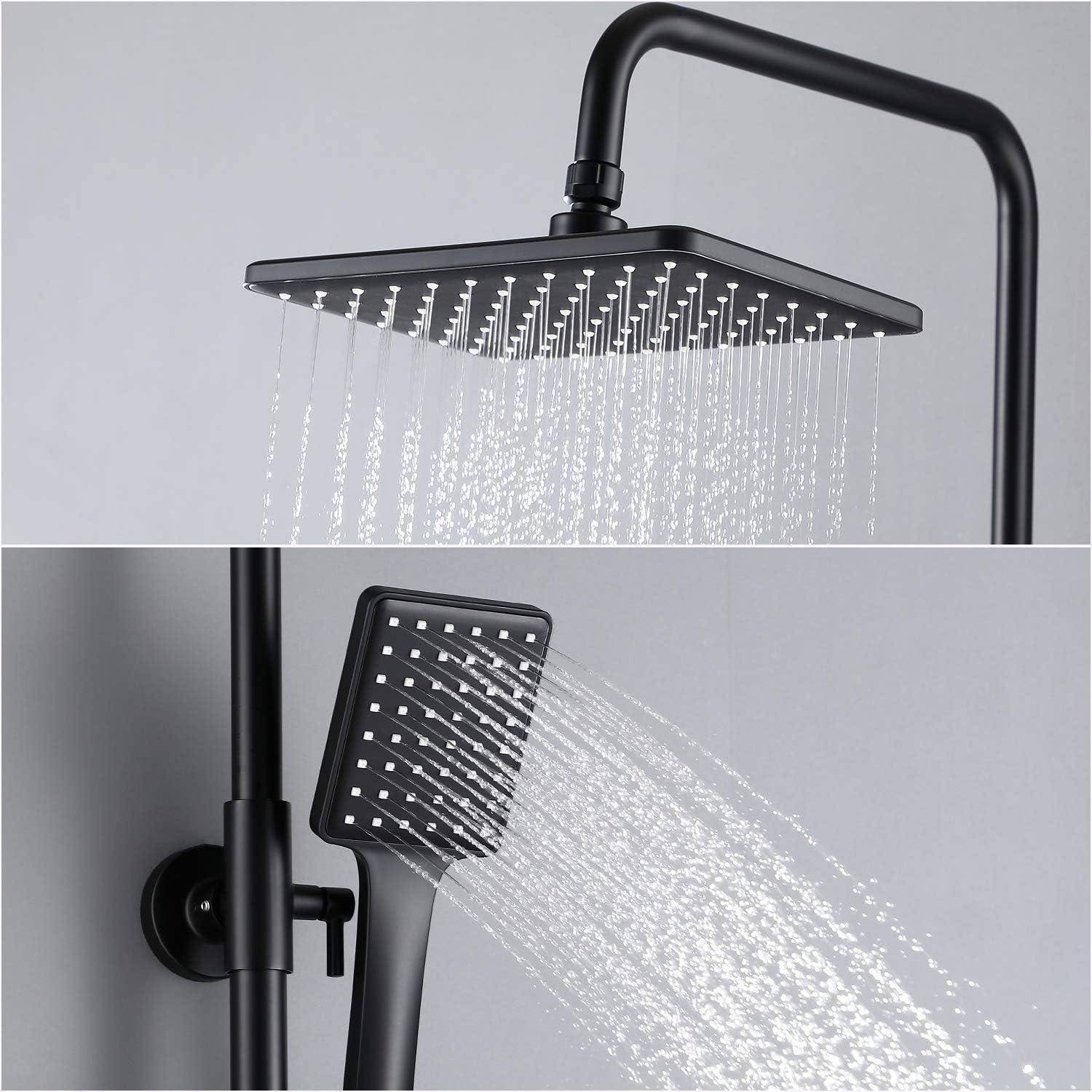 Ein geteiltes Bild, das zwei schwarze Duschköpfe zeigt, einer quadratisch und von oben hängend, der andere rechteckig und als Handbrause, beide mit Wasserströmen.