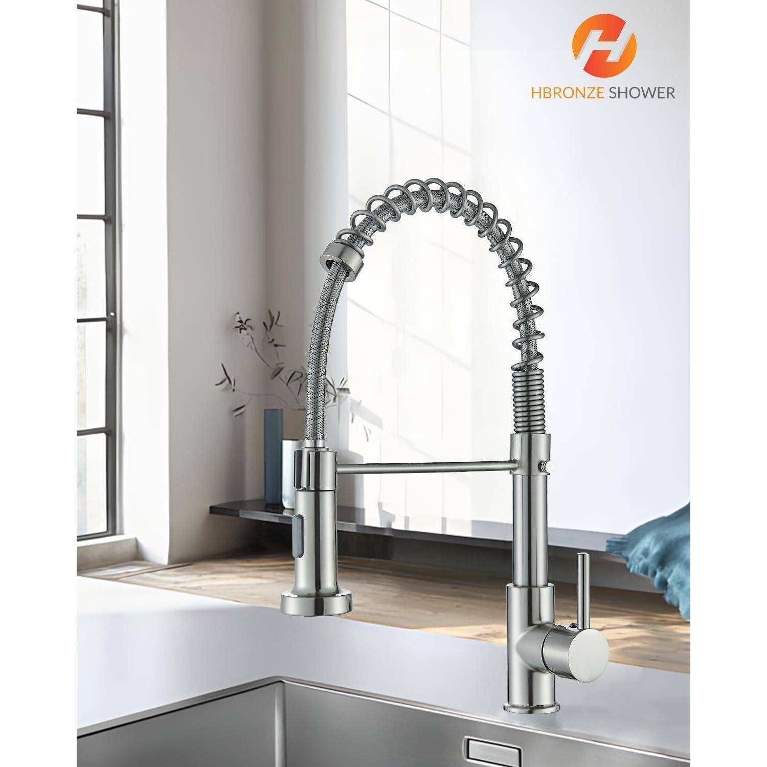 Moderne Küchenarmatur mit flexiblem, spiralförmigem Federmechanismus neben einem großen Fenster. Logo 'HBRONZE SHOWER' in der Ecke.