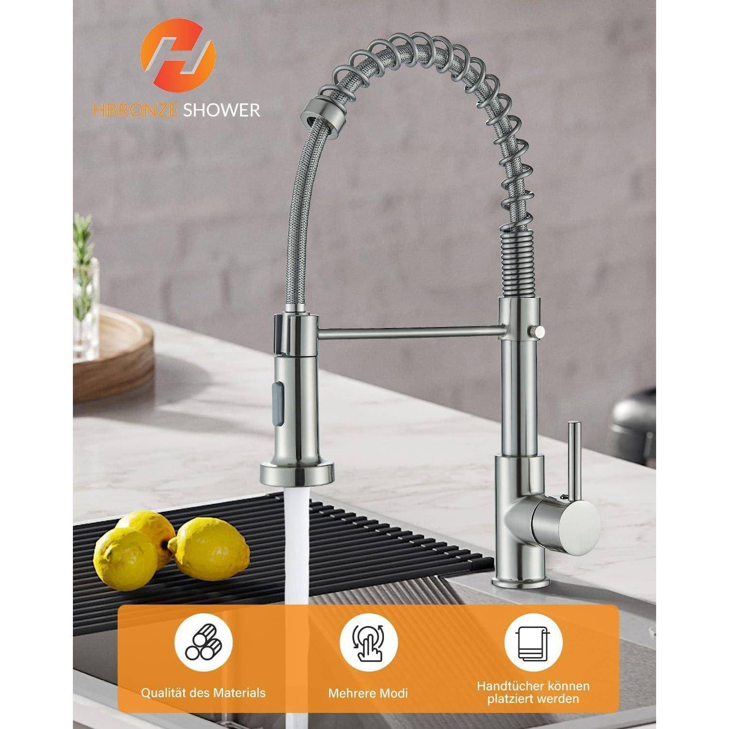 Ein moderner Küchenhahn mit flexiblem Federspout und Einhebelgriff, Wasser fließt. Drei hervorgehobene Merkmale: Materialqualität, Modi, abnehmbares Handbrause.