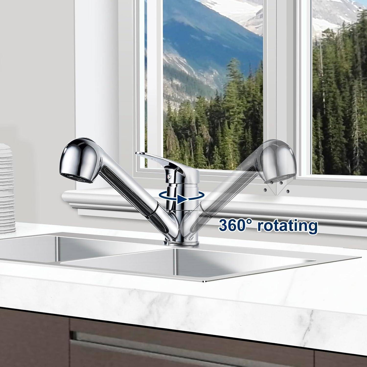 Ein modernes Küchenspülbecken mit einer Doppelauslauf-Design, das eine '360° drehbare' Funktion vorweist. Durch das Fenster sind bewaldete Berge zu sehen.