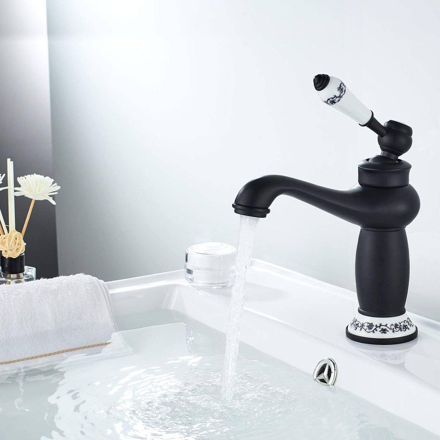 Wasser fließt aus einem schwarz-weißen Wasserhahn in eine gefüllte Badewanne, wobei ein Handtuch am Rand liegt und eine ruhige Badezimmeratmosphäre schafft.
