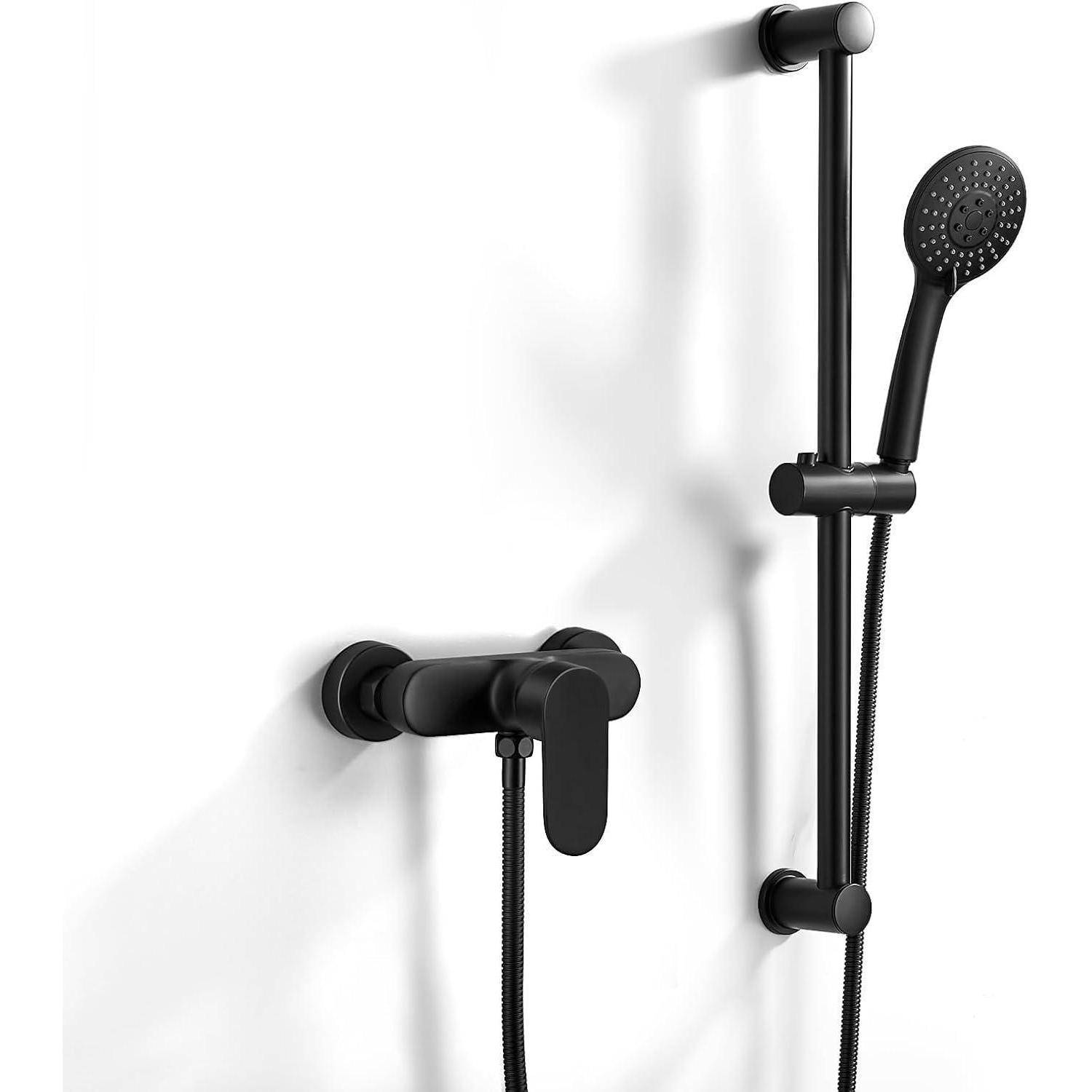 Eine moderne schwarze Duschbrause mit verstellbarem Halter, an einer weißen Wand montiert, mit einem schlichten und minimalistischen Design.