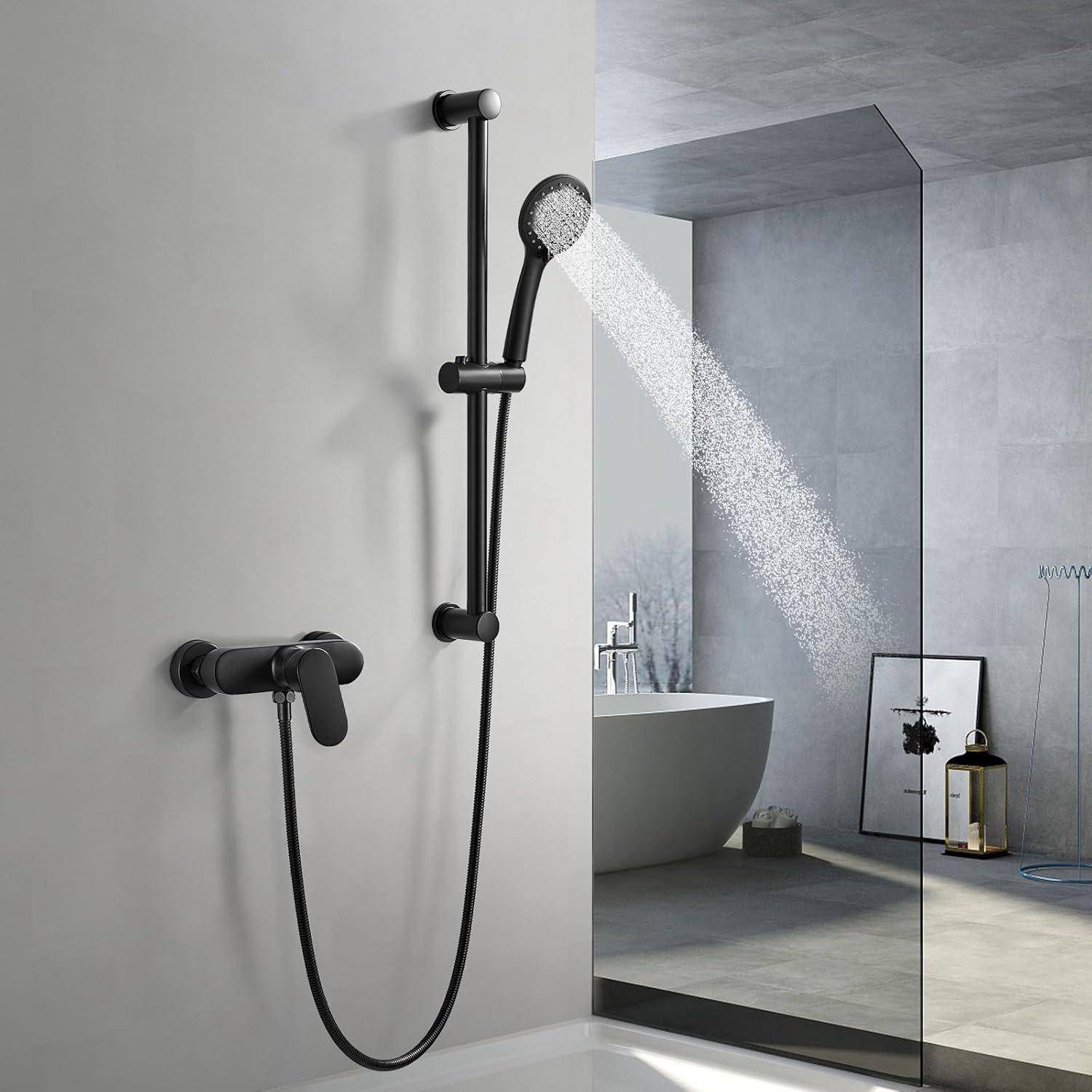 Ein modernes Badezimmer zeigt ein elegantes schwarzes Duschsystem, das Wasser versprüht, mit einer freistehenden Badewanne und minimalistischer Dekoration im Hintergrund.