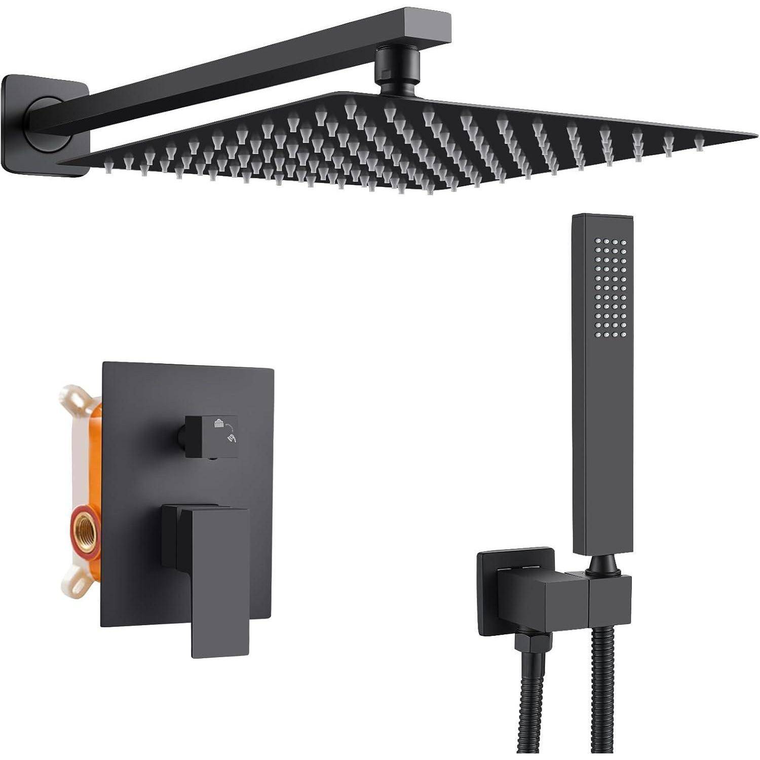 Modernes Duschsystem in mattem Schwarz mit quadratischem Regenduschkopf, wandmontiertem Bedienfeld und Handbrause an einem Schlauch.
