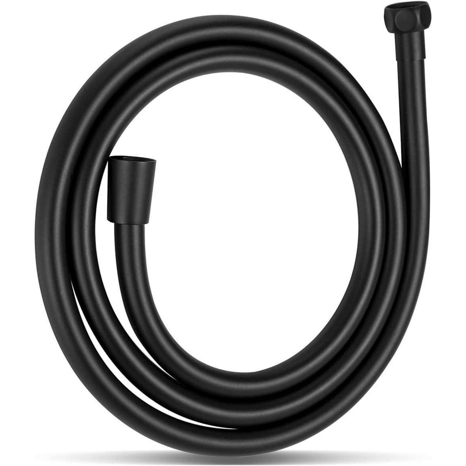 Ein gewickelter schwarzer Duschschlauch mit Anschlüssen an beiden Enden, der seine Flexibilität und sein elegantes Design betont.