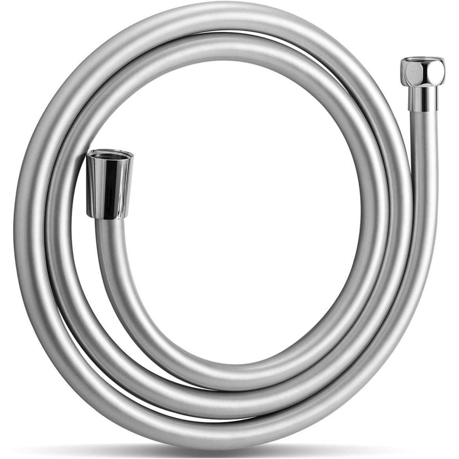 Ein aufgewickelter silberner Schlauch, wahrscheinlich für eine Dusche, mit glänzender Metalloberfläche, der Anschlüsse an beiden Enden zeigt.