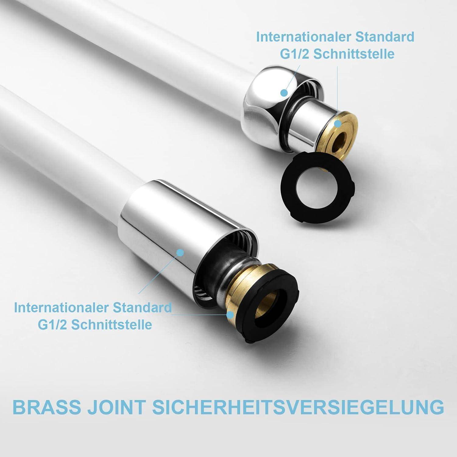 Zwei weiße Schlauchverbinder mit Metallarmaturen, beschriftet mit 
