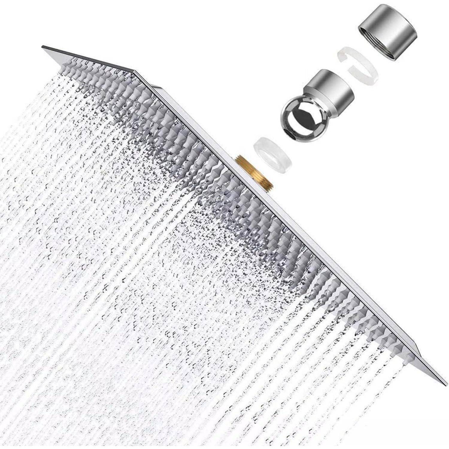 Quadratischer Duschkopf mit Wasserstrahl, zusammen mit abnehmbaren Teilen wie einem Schwenkadapter und Anschluss, vor einem weißen Hintergrund.