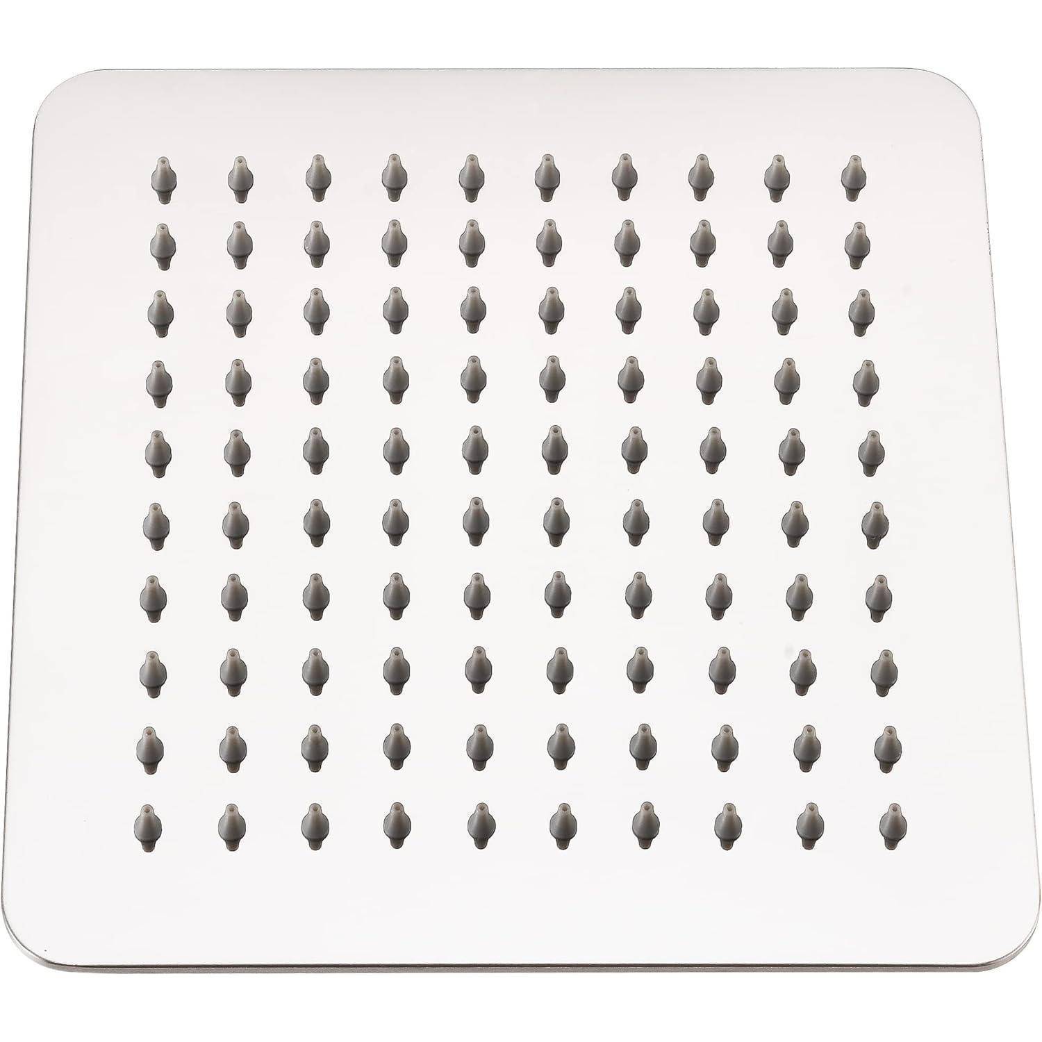 Quadratischer Regenduschkopf mit einem Anordnung kleiner Düsen, die gleichmäßig über die Oberfläche verteilt sind, um einen gleichmäßigen Wasserfluss zu gewährleisten.