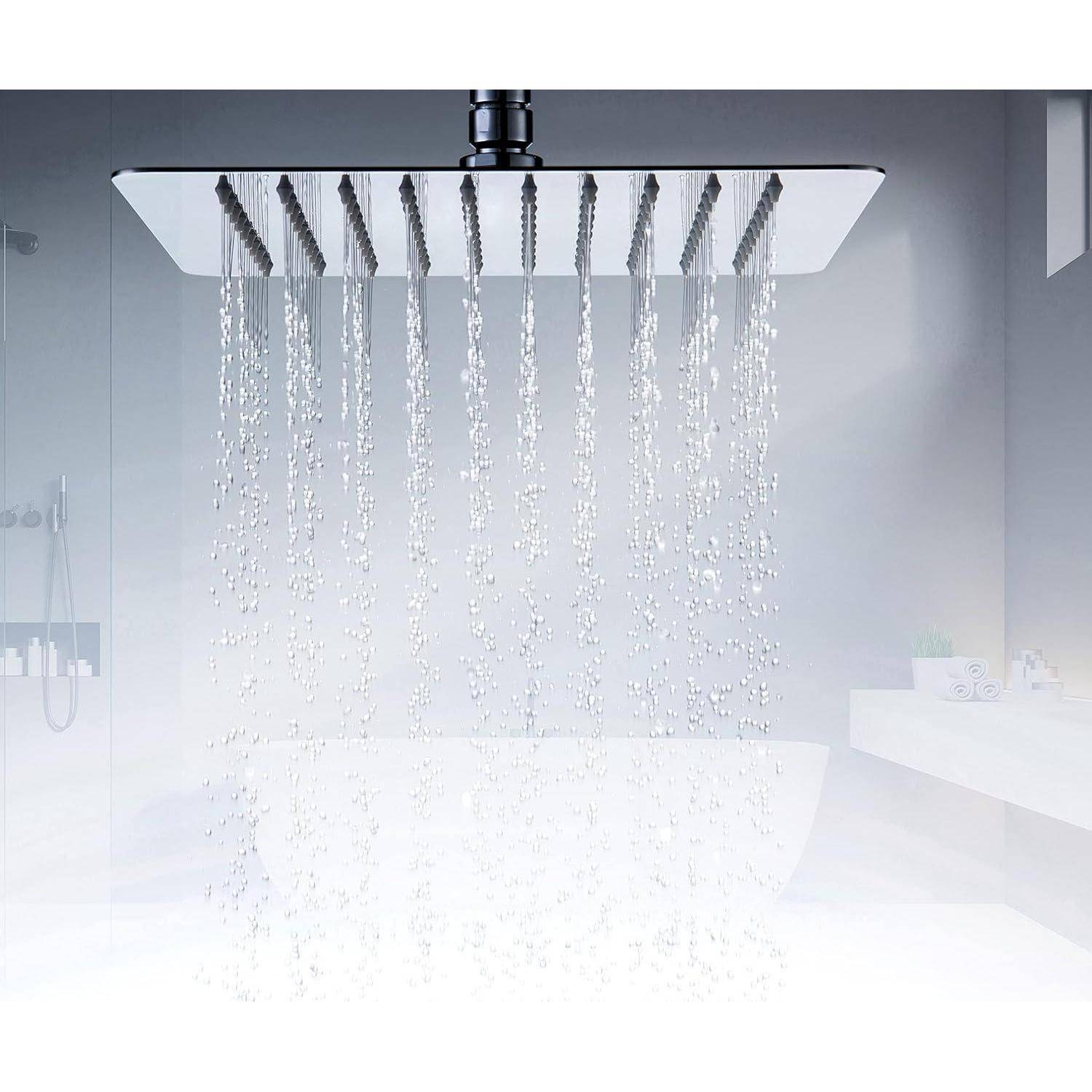 Ein moderner Regenduschkopf, der einen gleichmäßigen Wasserstrahl in einem weißen Badezimmer mit minimalistischer Einrichtung abgibt.