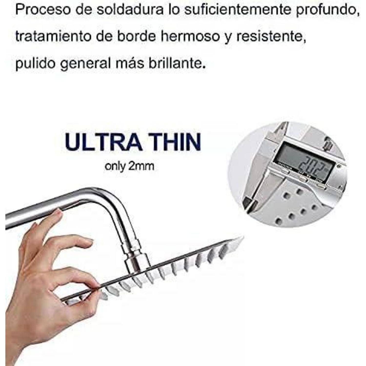 Das Bild zeigt eine Hand, die einen dünnen Duschkopf mit der Beschriftung 