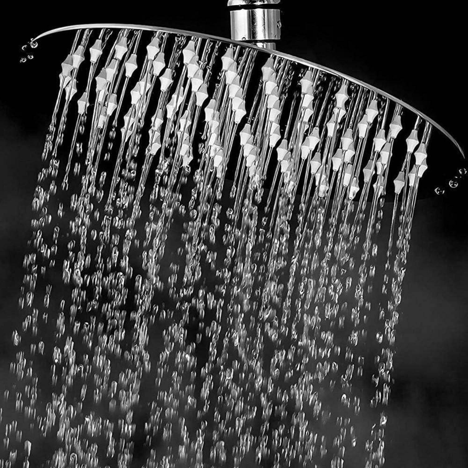 Wasser strömt aus einer schlanken, modernen Duschbrause und erzeugt einen nebligen, kaskadierenden Effekt vor einem dunklen Hintergrund.