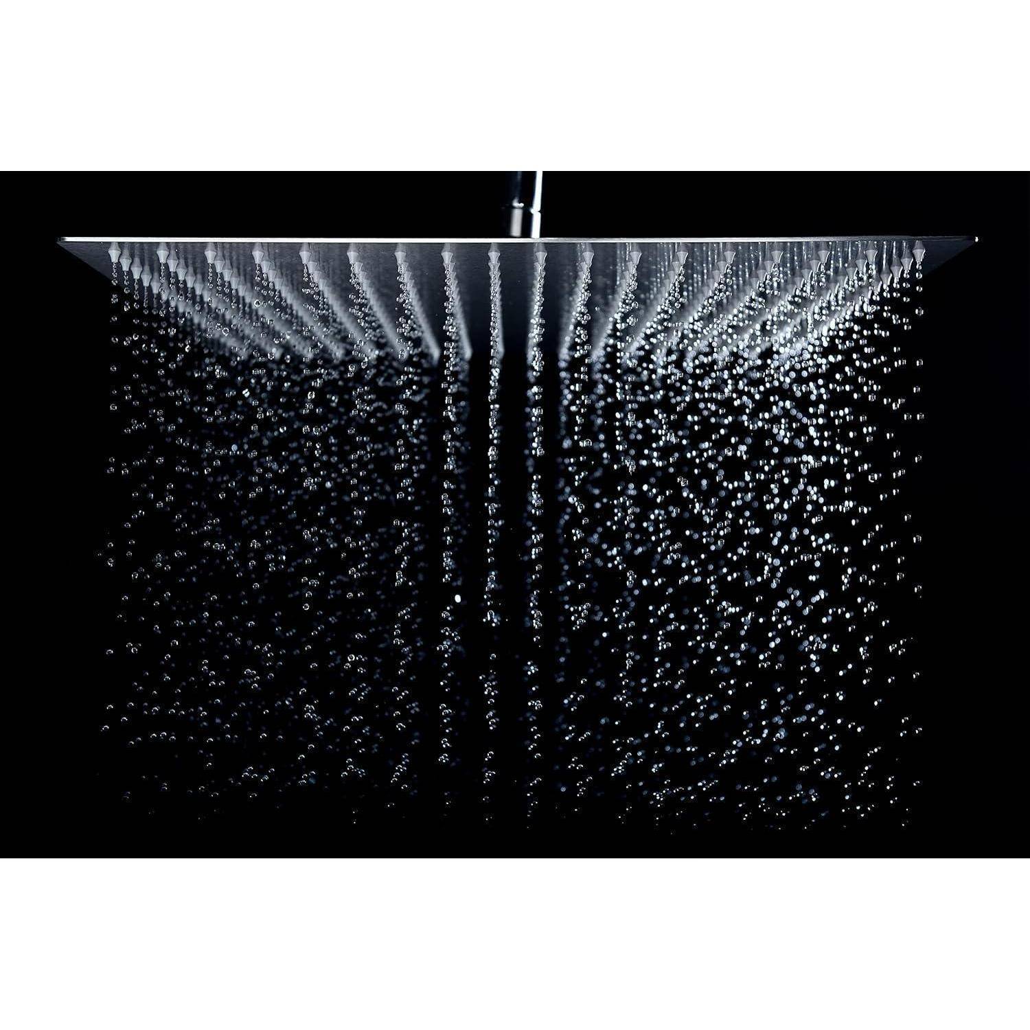 Eine quadratische Duschbrause verteilt Wassertropfen gleichmäßig aus zahlreichen kleinen Düsen vor einem schwarzen Hintergrund und hebt den Wasserfluss hervor.
