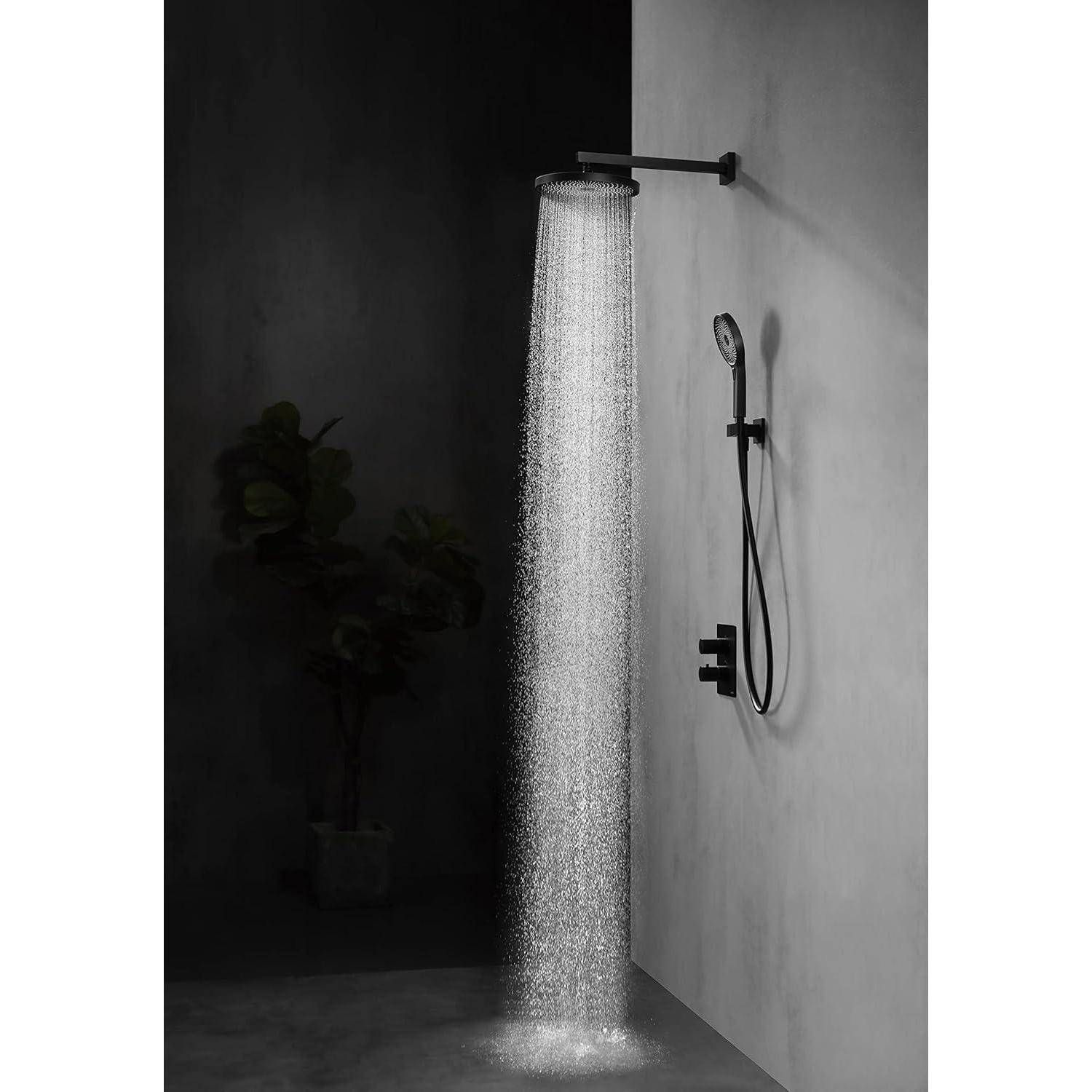 Ein minimalistisches Badezimmer zeigt einen deckenmontierte Regenduschkopf, aus dem Wasser fließt. Ein Handbrausen ist daneben an der Wand befestigt.