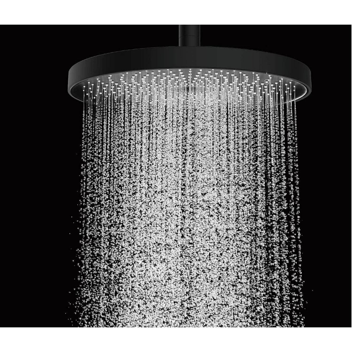 Duschbrause mit fließendem Wasser vor schwarzem Hintergrund, die eine Kaskade von Wassertropfen zeigt und modernes Design und Funktionalität andeutet.