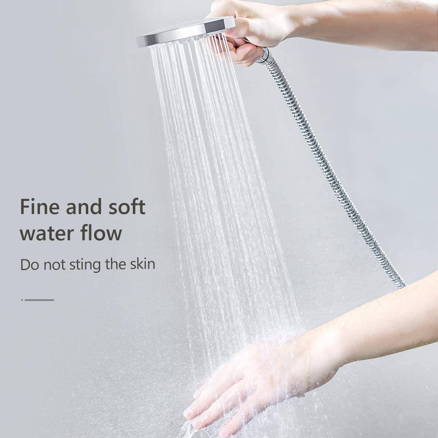 Eine Hand, die einen Duschkopf hält, aus dem Wasser sanft fließt. Text lautet: 'Feine und weiche Wasserdurchströmung, die die Haut beruhigt.