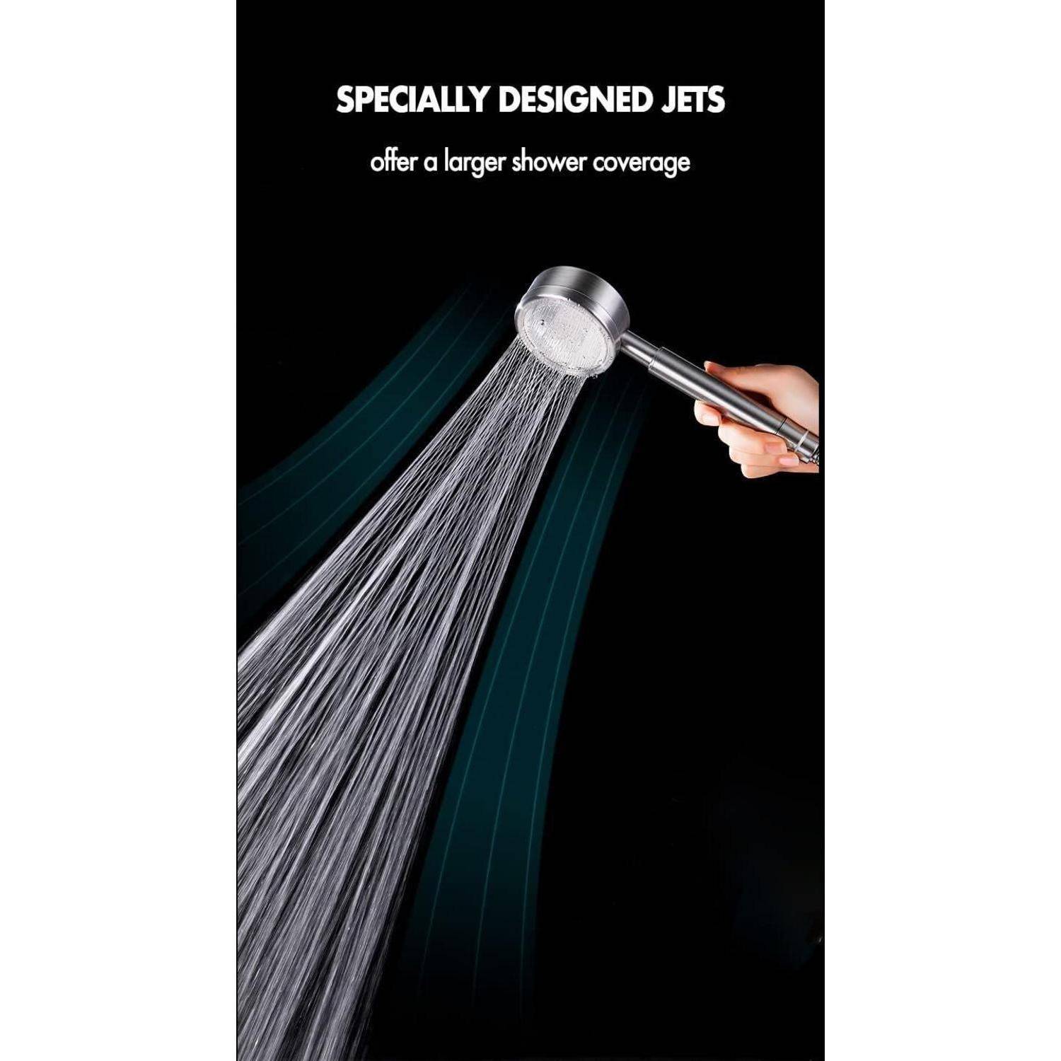 Eine Hand hält eine Duschbrause, aus der das Wasser in einem bestimmten Winkel spritzt. Text lautet: „Speziell entwickelte Düsen bieten eine größere Duschfläche.