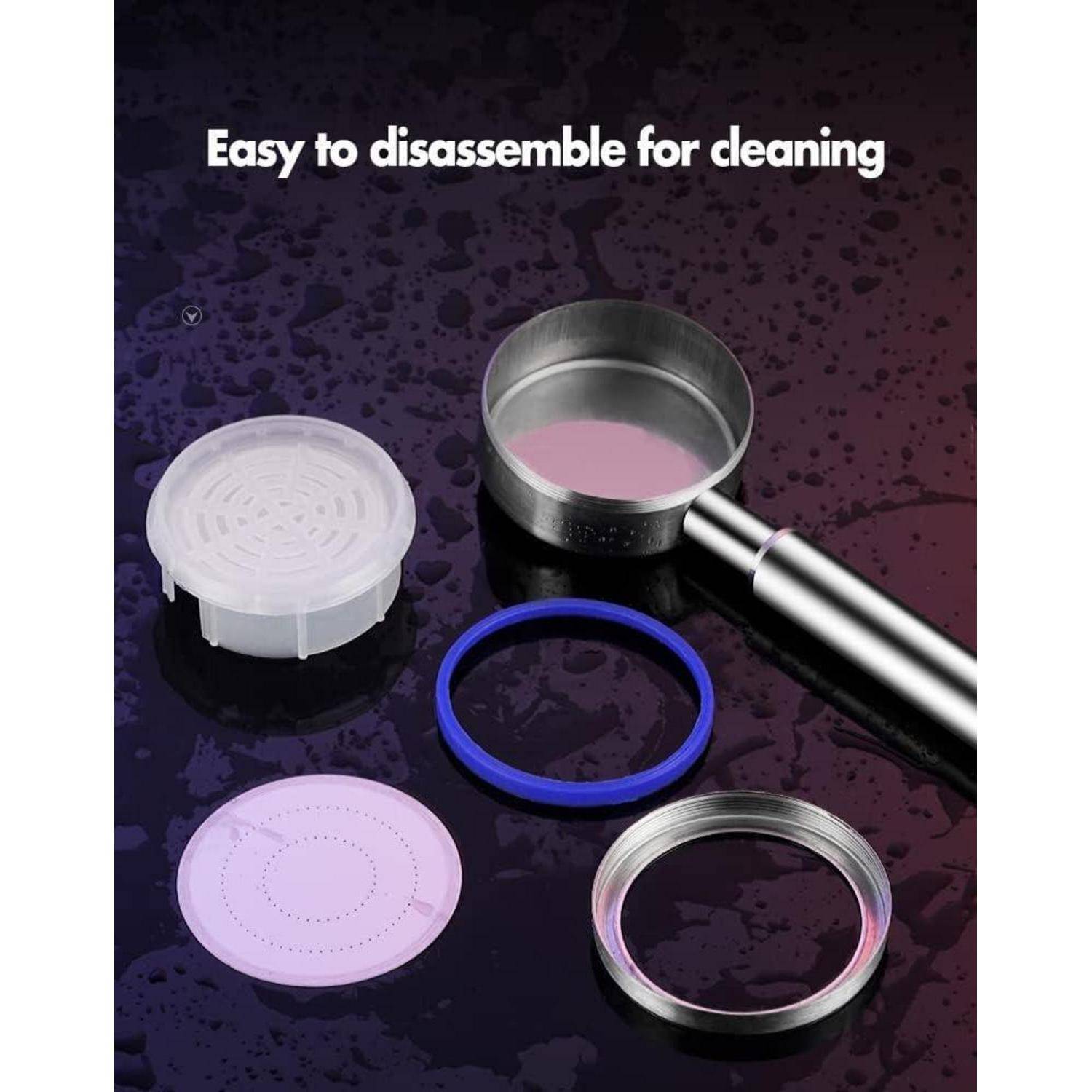 Teile eines zerlegten Kaffee-Tampfers auf einer nassen Oberfläche, mit der Beschriftung 