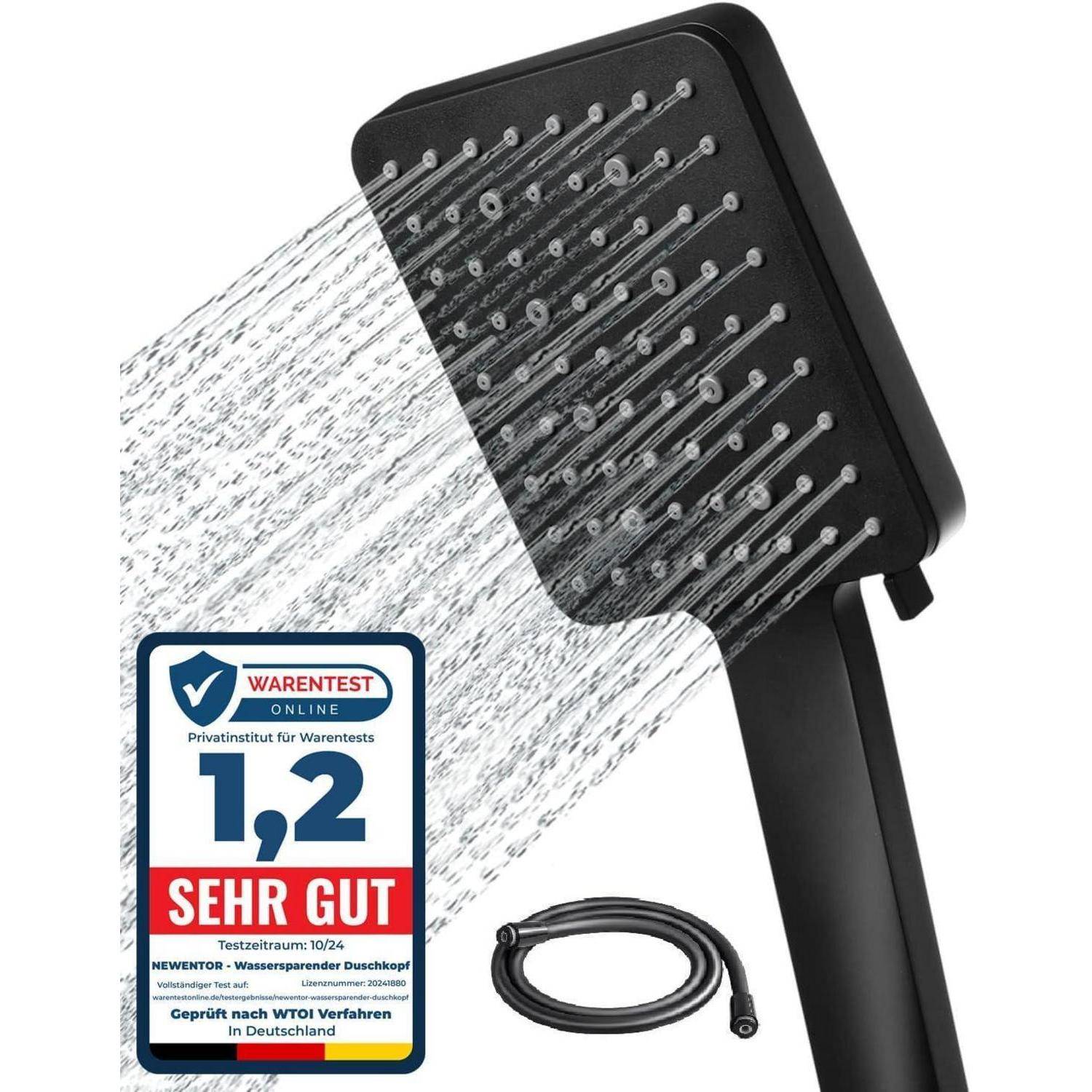 Ein schwarzer Handbrausen, der Wasser in einem Winkel versprüht. Eine Beschriftung liest 'Warentest 1.2 SEHR GUT', was auf hohe Qualität hinweist. Ein Schlauch ist unten zu sehen.