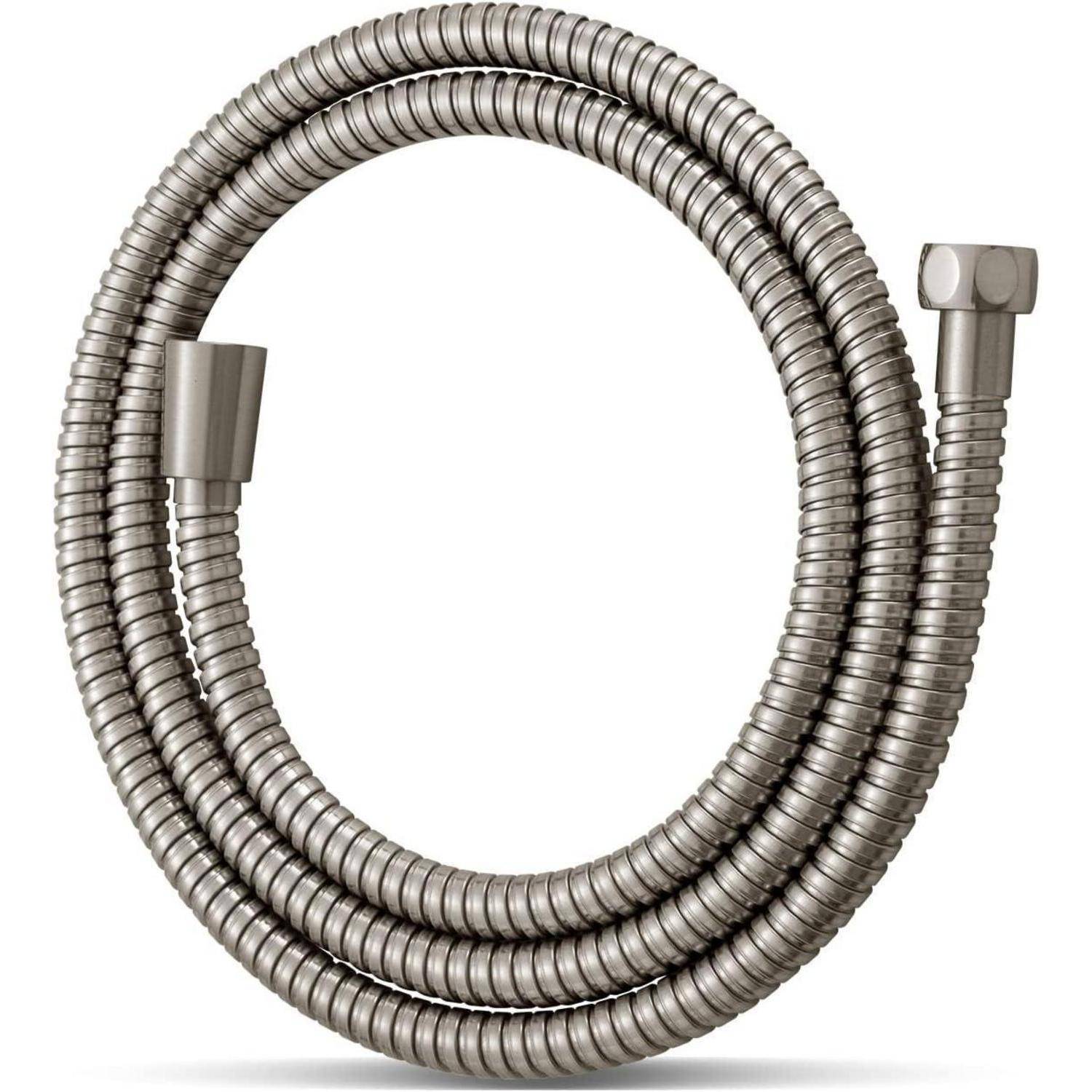 Ein gewundener, flexibler Metallbrauseschlauch mit Anschlüssen an beiden Enden, der verwendet wird, um einen Handbrausen zu befestigen.