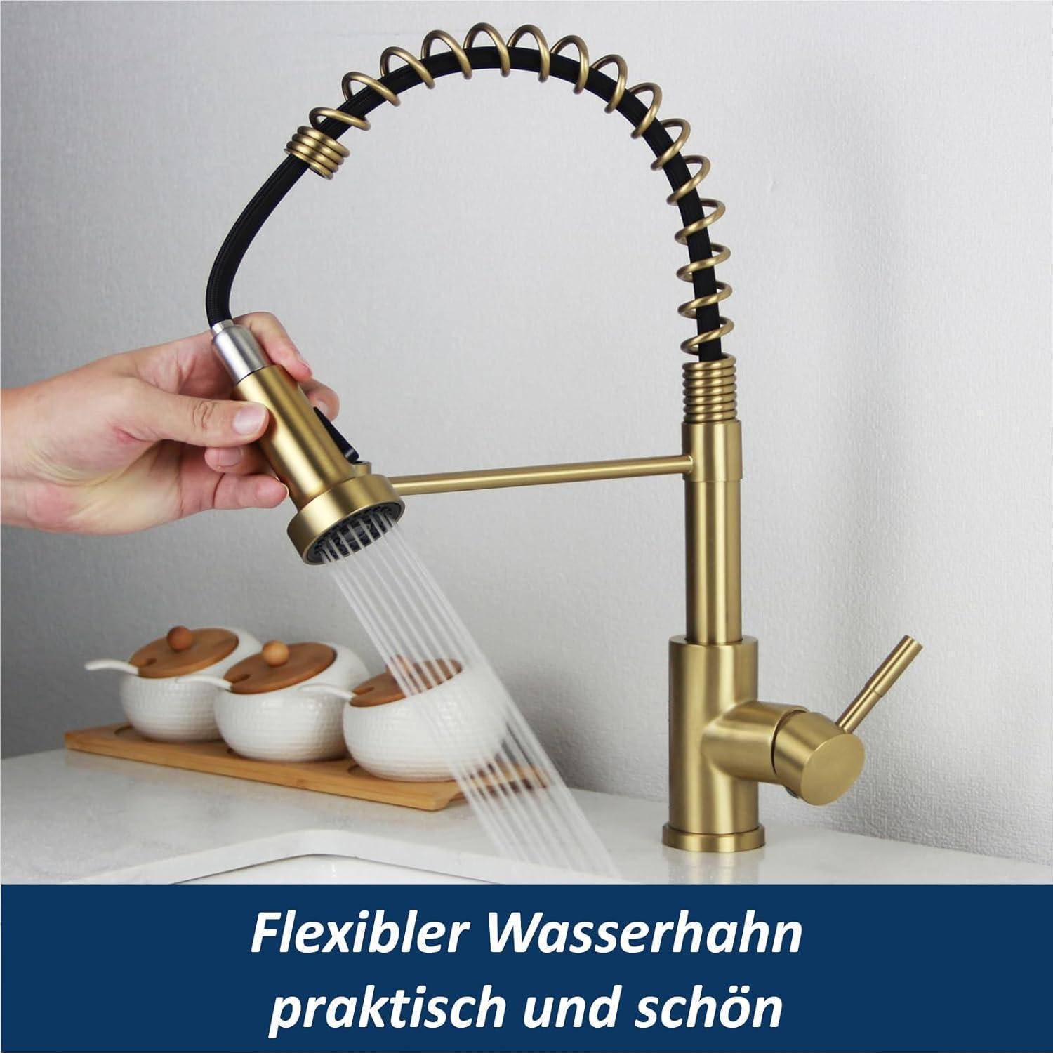 Eine Person justiert einen flexiblen Messingküchenarmatur und spritzt Wasser in ein Waschbecken. Text auf Deutsch liest: 'Flexibler Wasserhahn praktisch und schön