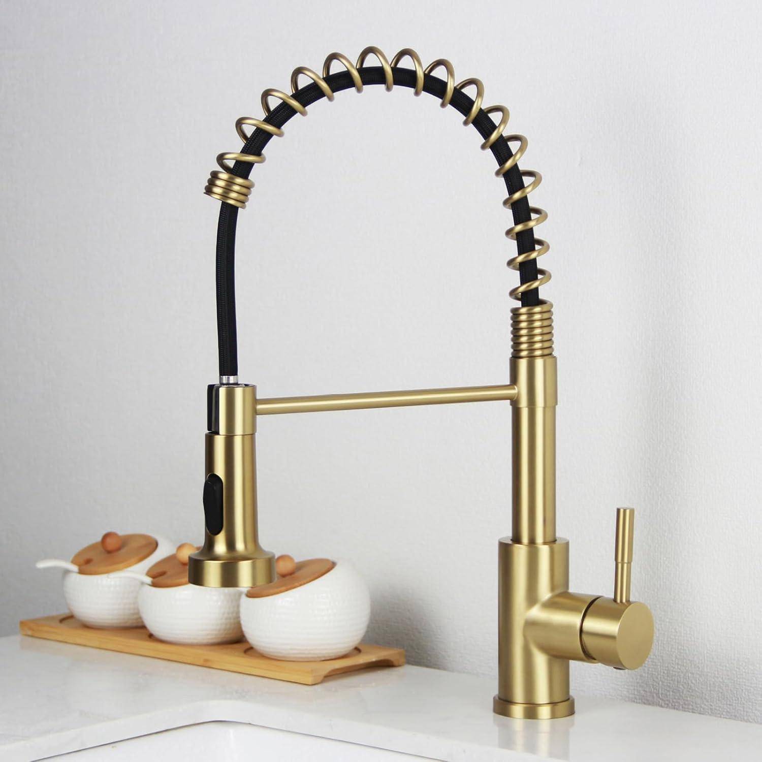 Ein moderner, goldener Küchenhahn mit Federdesign über einer weißen Arbeitsplatte, neben drei weißen Keramikbehältern mit Holzdeckeln.