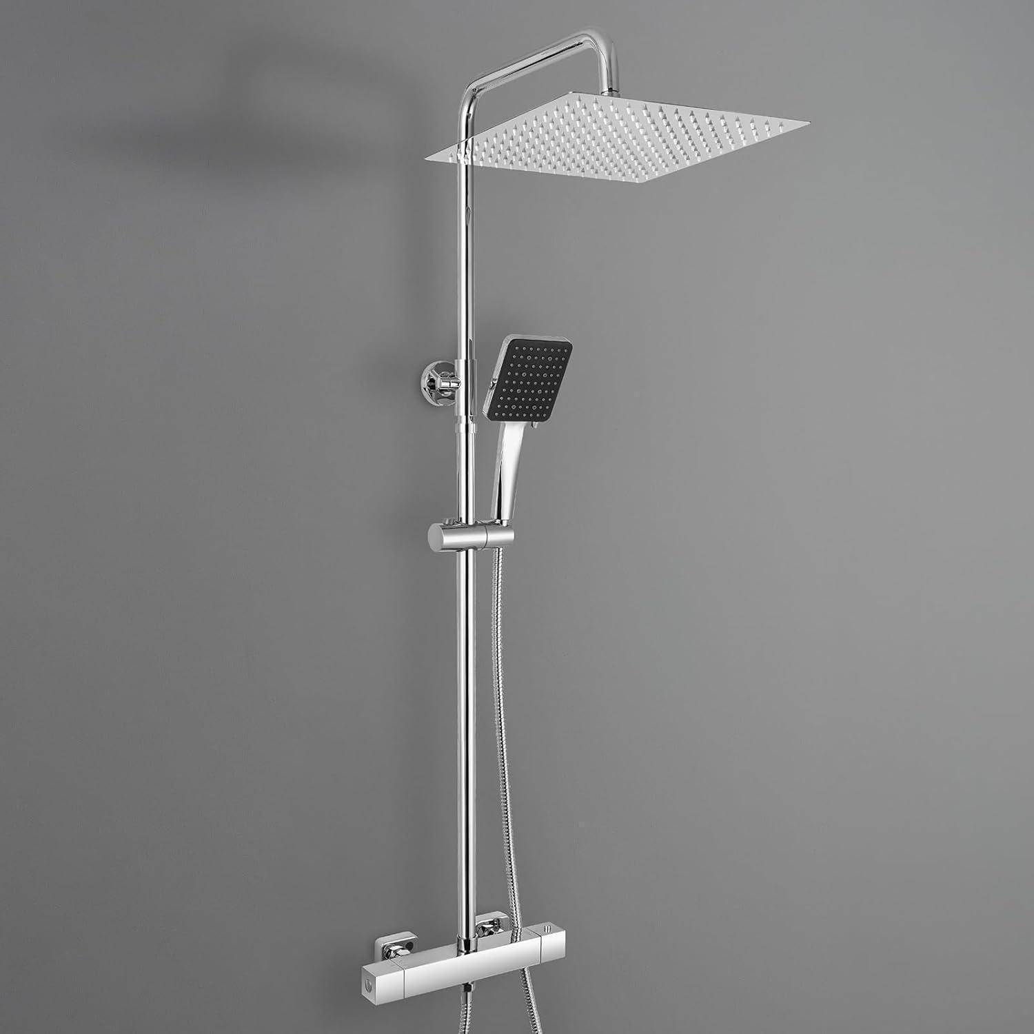 Ein modernes Chrom-Duschsystem mit einem quadratischen Regenduschkopf von oben und einer verstellbaren Handbrause an einer grauen Wand.