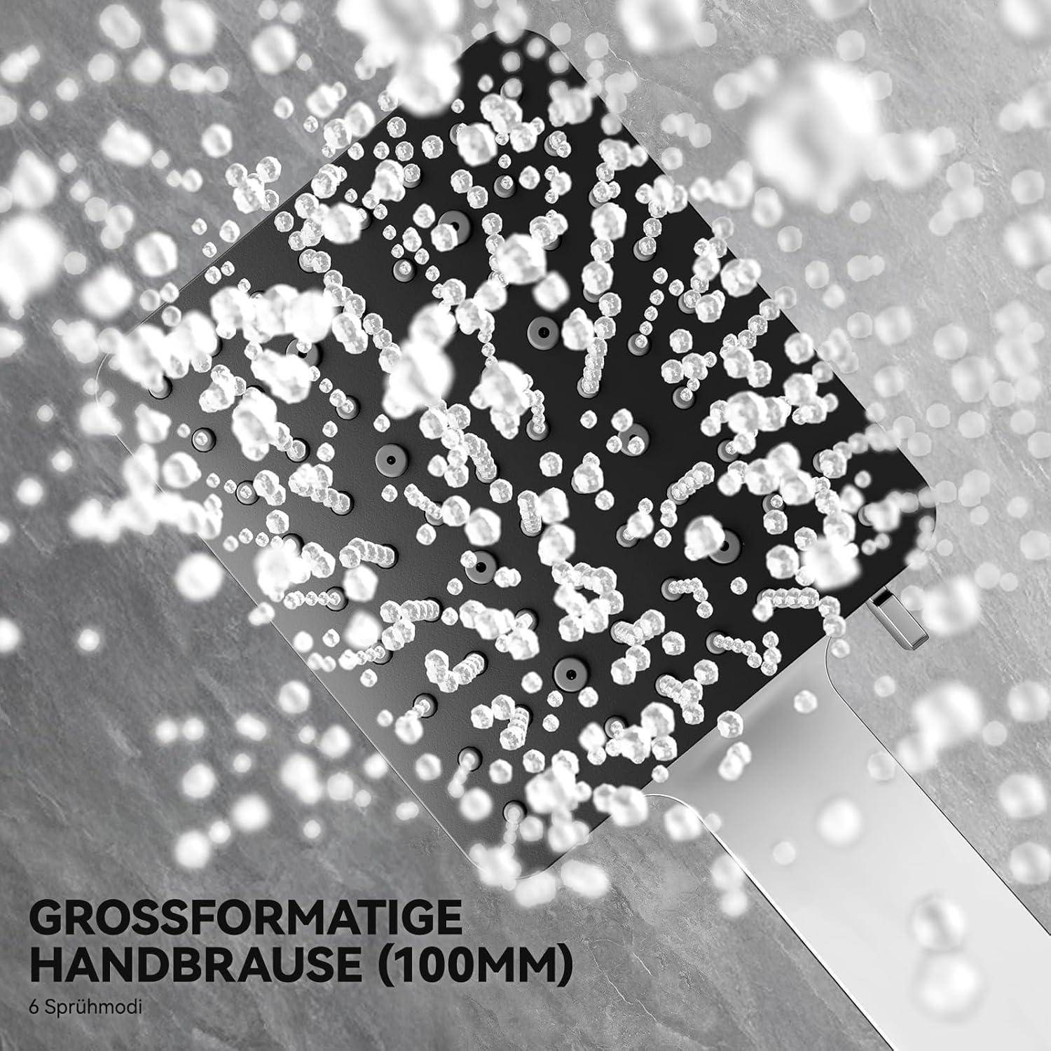 Eine große quadratische Duschbrause, die Wassertropfen versprüht. Text auf dem Bild lautet: 